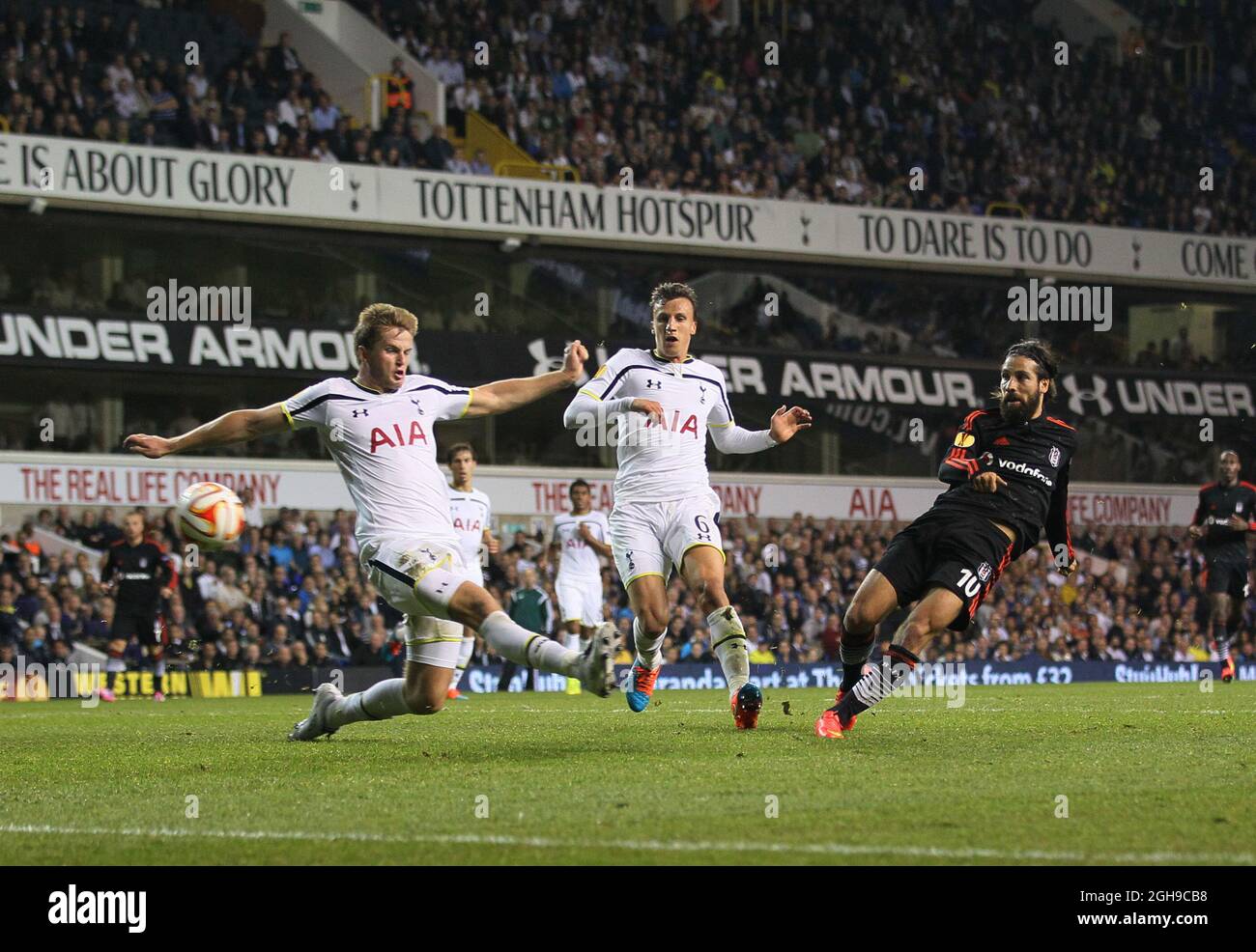 Besiktas Olcay Sahan tire un coup de feu lors du match du groupe C de l'UEFA Europa League entre Tottenham Hotspur et Besiktas qui s'est tenu à White Hart Lane en Angleterre le 2 octobre 2014. Banque D'Images