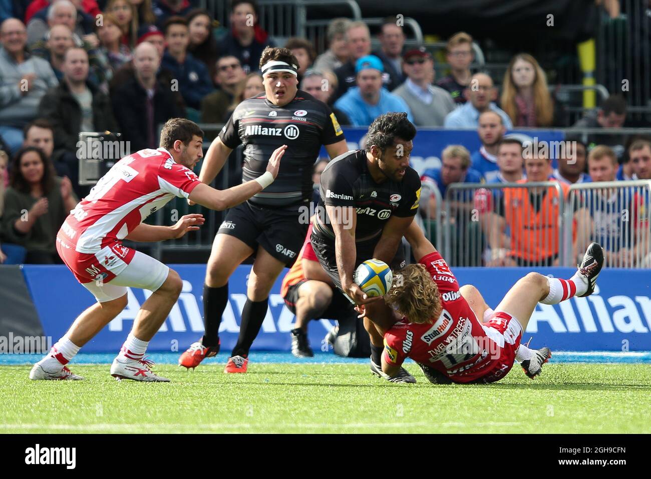 Billy Vunipola de Saracens tente de se décharger lors du match de rugby Aviva Premiership 2014 2015 entre Saracens et Gloucester Rugby qui s'est tenu au stade Allianz Park à Londres le 11102014. Banque D'Images