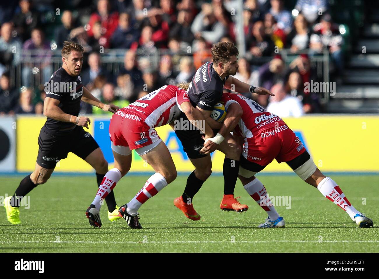 Ben Ransom de Saracens court à la défense de Gloucester lors du match de rugby Aviva Premiership Union 2014 2015 entre Saracens et Gloucester Rugby qui s'est tenu au stade Allianz Park à Londres le 11102014. Banque D'Images