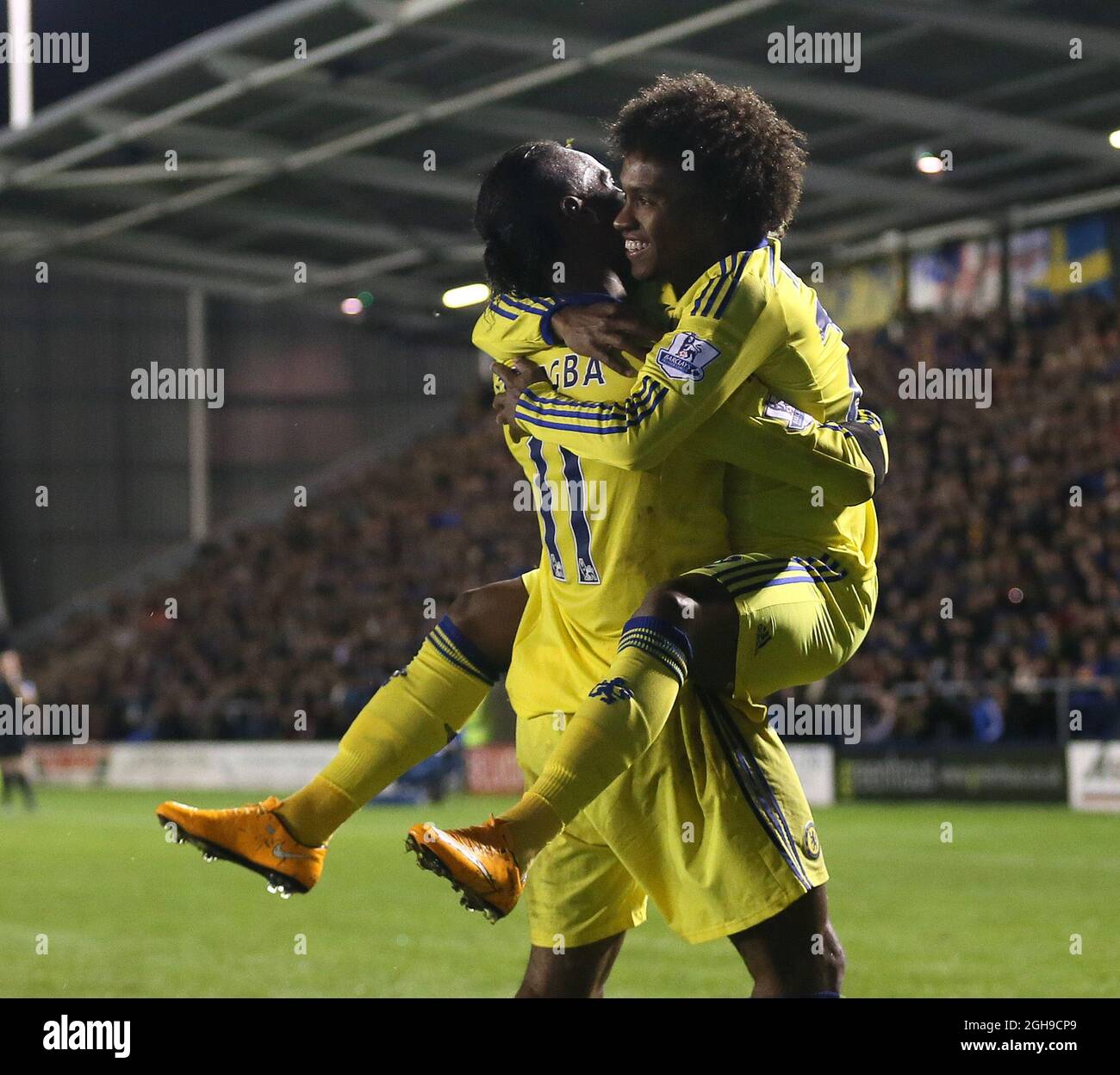 Le marqueur de premier but Didier Drogba de Chelsea salue le deuxième marqueur Willian de Chelsea lors du match de la coupe Capital One quatrième tour entre Shrewsbury Town et Chelsea au Greenhous Meadow Stadium, Londres, le 28 octobre 2014. Banque D'Images