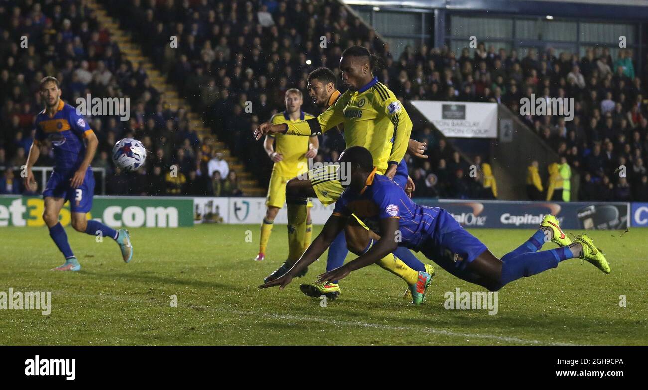 Jermaine, petit-fils de Shrewsbury Town, marque son propre but à partir d'une croix de Didier Drogba de Chelsea lors du match de la Capital One Cup du quatrième tour entre Shrewsbury Town et Chelsea au Greenhous Meadow Stadium, Londres, le 28 octobre 2014. Banque D'Images