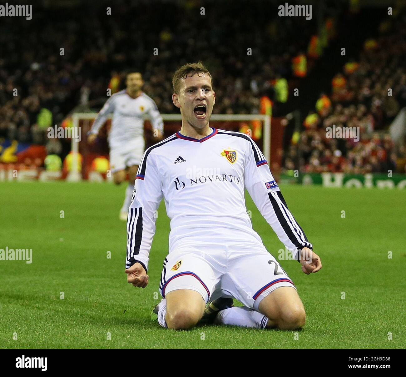 Fabian Frei, de Bâle, célèbre le premier but du match de la Ligue des champions B entre Liverpool et le FC Bâle, qui s'est tenu à Anfield en Angleterre le 9 décembre 2014. Banque D'Images