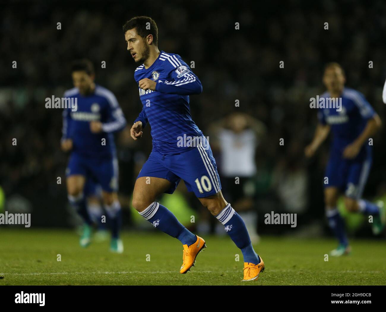 Eden Hazard de Chelsea se tourne pour célébrer son but lors du match de finale de la coupe du quartier de la capitale entre Derby County et Chelsea au stade iPRO de Derby, en Angleterre, le 16 décembre 2014. Simon Bellis Banque D'Images