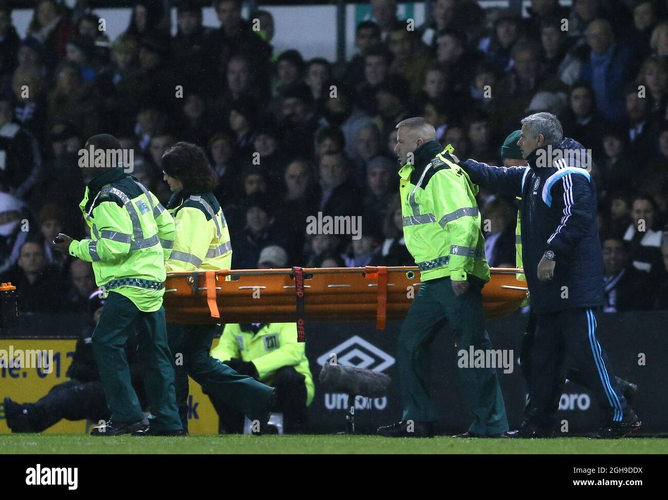 Le directeur de Chelsea, José Mourinho, repousse les barrières de civière vers Kurt Zouma, frappé de Chelsea, lors du match final du quartier de la coupe de la capitale entre Derby County et Chelsea au stade iPRO, Derby, Angleterre, le 16 décembre 2014. Simon Bellis Banque D'Images