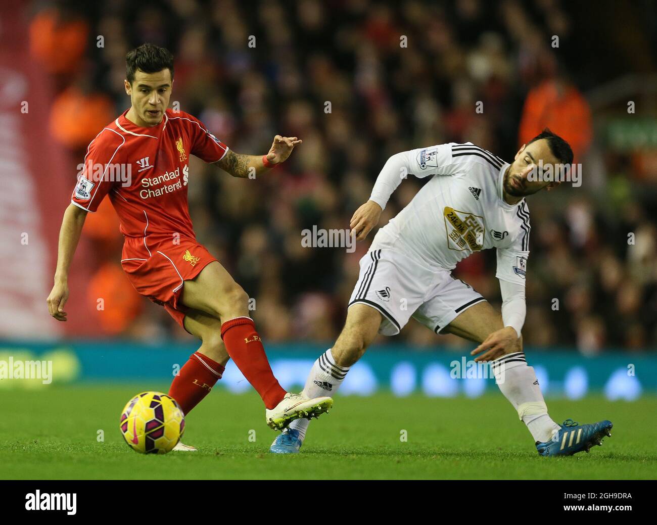 Philippe Coutinho de Liverpool et Leon Britton de Swansea City lors du match de la Barclays Premier League entre Liverpool et Swansea City au stade Anfield, en Angleterre, le 29 décembre 2014. Banque D'Images