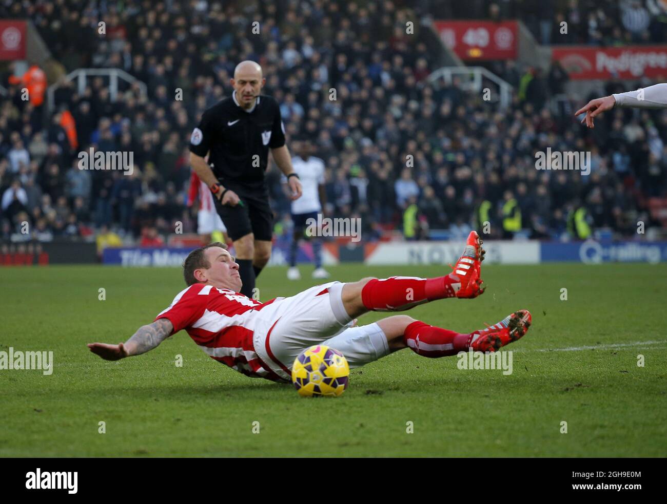 Craig Gardner, de West Bromm, fait tomber Glenn Whelan, de Stoke, dans la zone de pénalité, mais aucune pénalité n'a été accordée lors du match de la première ligue de Barclays entre Stoke City et West Bromwich Albionat, au stade Britannia, Stoke-on-Trent, le 28 décembre 2014. Banque D'Images