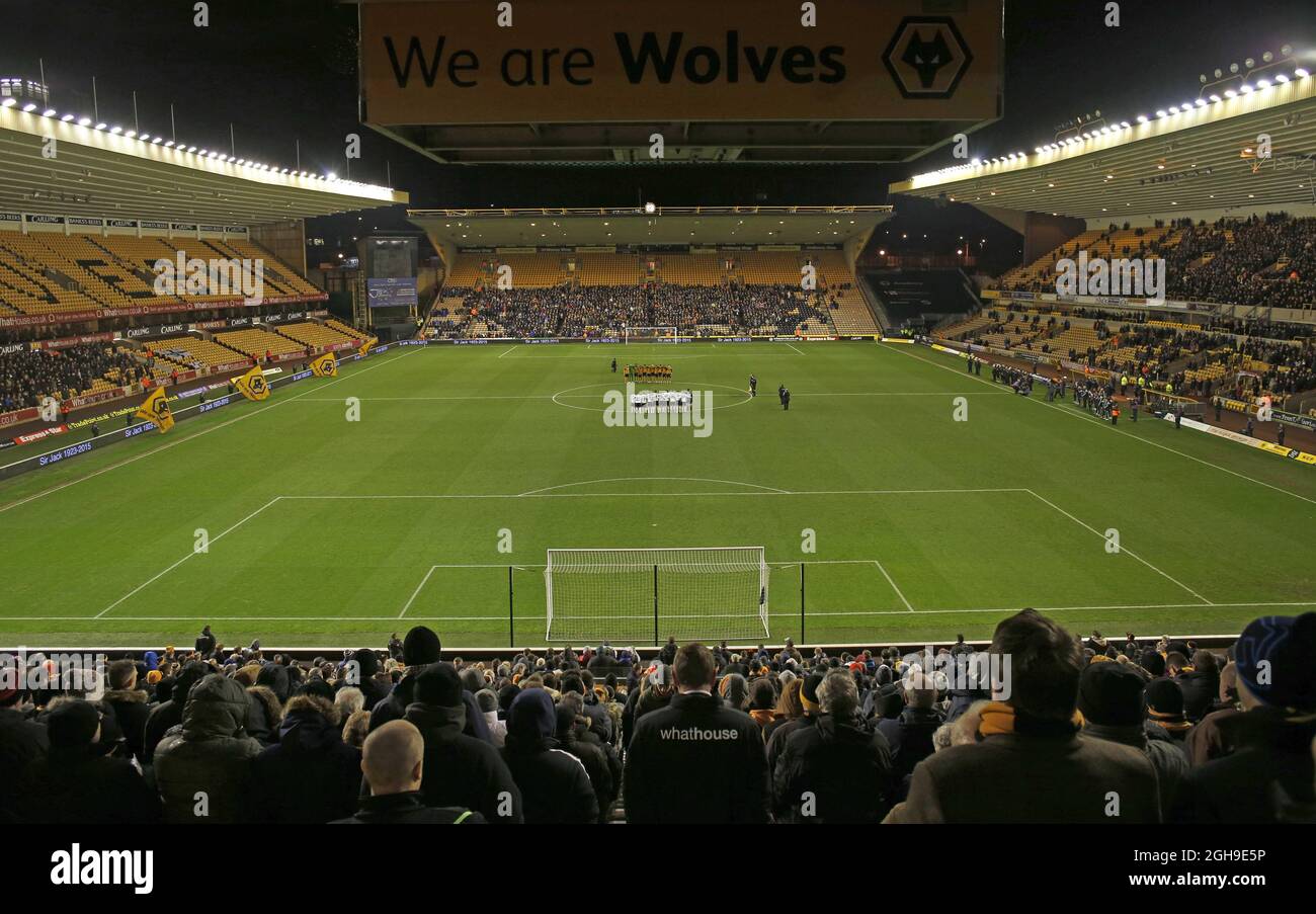 Les joueurs et les supporters font leurs respects à Sir Jack Hayward, l'ancien propriétaire de Wolverhampton Wanderers, décédé aujourd'hui à l'âge de 91 ans lors du match de répétition de la coupe FA, 3e Round, entre Wolverhampton Wanderers et Fulham au Molineux Wolverhampton le 13 janvier 2015. Banque D'Images