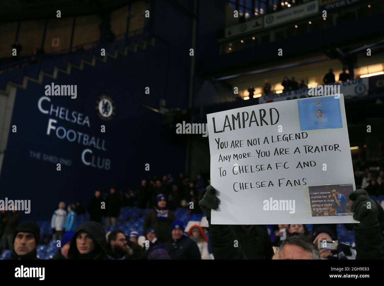 Un fan de Chelsea avec une bannière montrant son mauvais sentiment à Frank Lampard lors du match de la Barclays Premier League entre Chelsea et Manchester City au Stamford Bridge en Angleterre le 31 janvier 2015. Banque D'Images