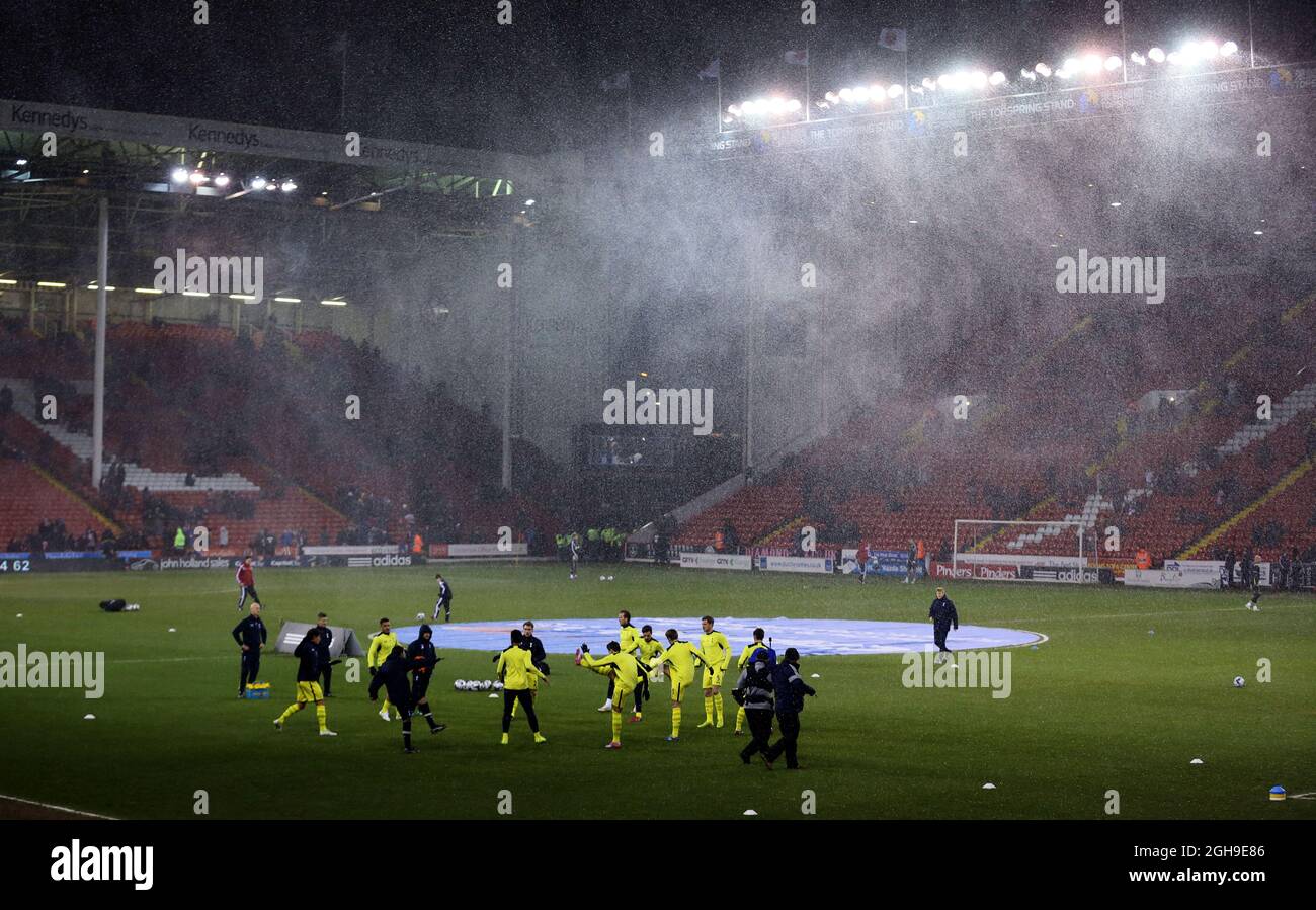 Les joueurs de Tottenham se réchauffent dans la neige tourbillonnante lors du match de deuxième jambe de la demi-finale de la coupe Capital One Cup entre Sheffield United et Tottenham au stade Bramall Lane de Sheffield, en Angleterre, le 28 janvier 2015. Banque D'Images