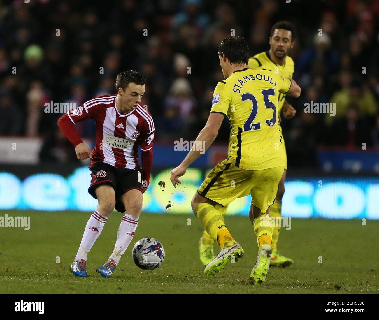 Stefan Scougall, de Sheffield Utd, essaie de passer devant Benjamin Stambouli de Tottenham lors du match de deuxième pied de la demi-finale de la coupe Capital One Cup entre Sheffield United et Tottenham au stade Bramall Lane de Sheffield, en Angleterre, le 28 janvier 2015. Banque D'Images