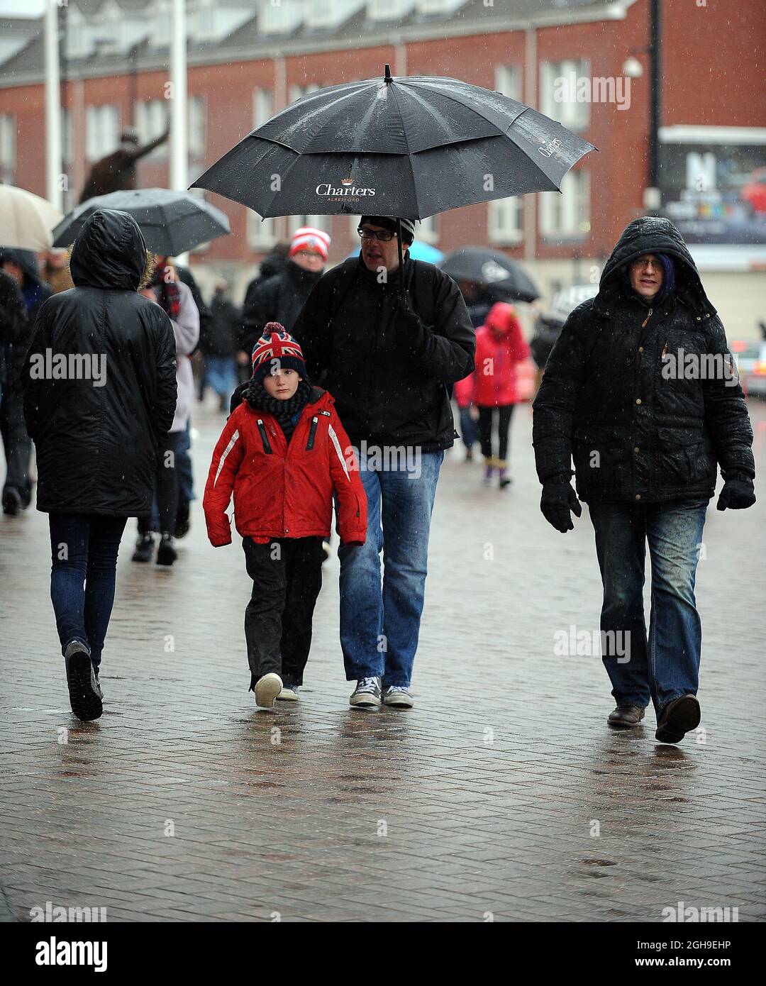 Les fans de Southampton se rendent au stade par mauvais temps lors du match de la Barclays Premier League entre Southampton et Liverpool au stade St Mary's à Southampton, en Angleterre, le 22 février 2015. Banque D'Images