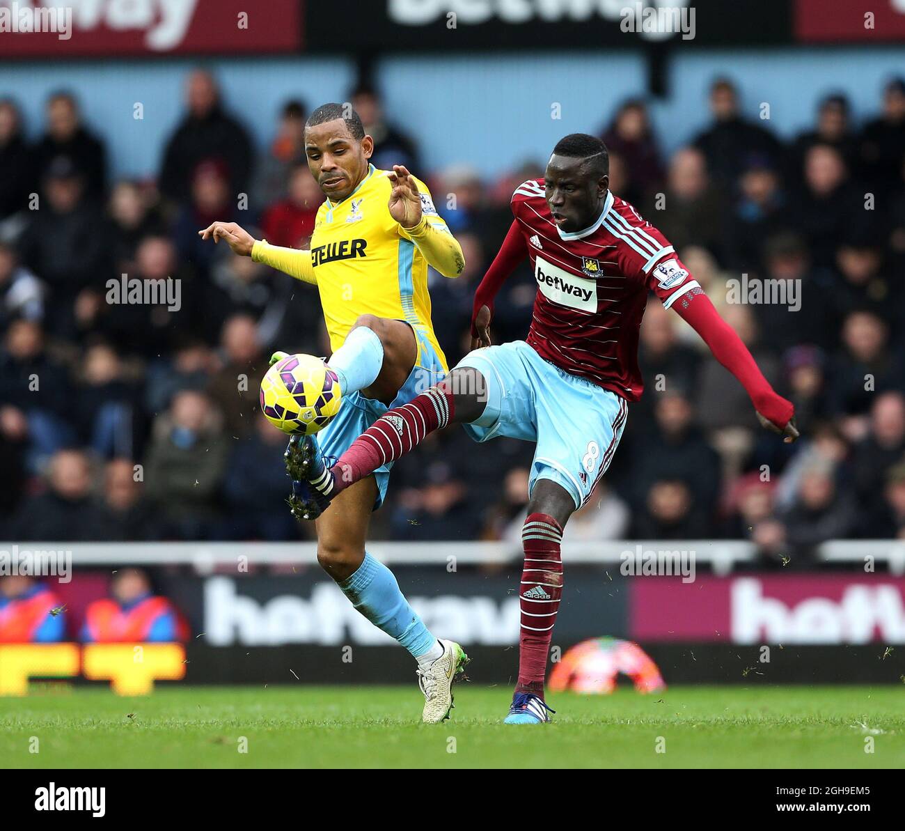 Le Diafra Sakho de West Ham se livre aux défenses de Jason Puncheon de Crystal Palace lors du match de la Barclays Premier League entre West Ham United et Crystal Palace qui s'est tenu à Upton Park à Londres le 28 février 2015. Banque D'Images