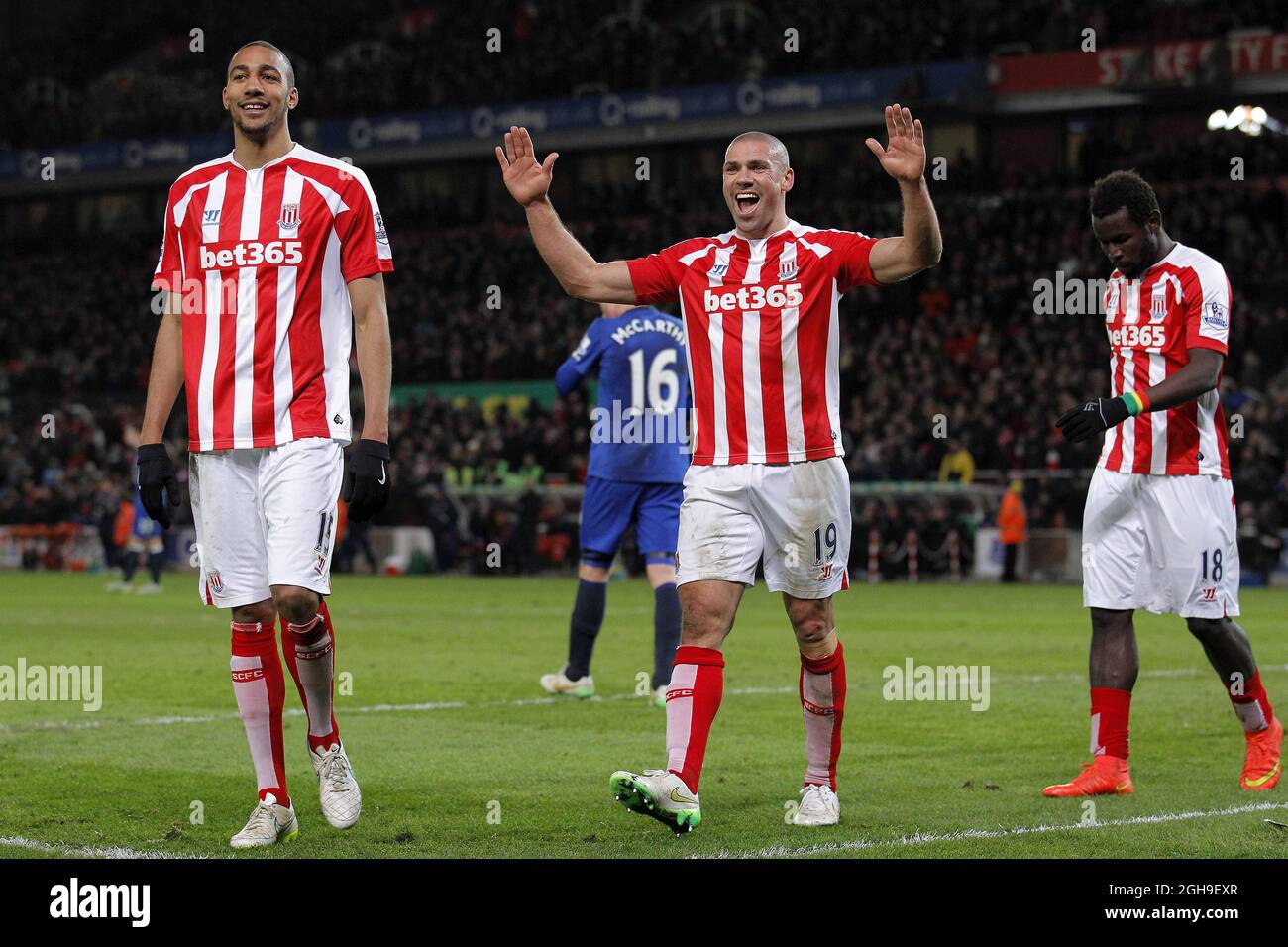 Jon Walters (au centre) célèbre le deuxième des buts de Stoke avec Steven Nzonzi et Mame Diouf lors du match de la première ligue de Barclays entre Stoke City et Everton au stade Britannia, Stoke, en Angleterre, le 4 mars 2015. Banque D'Images