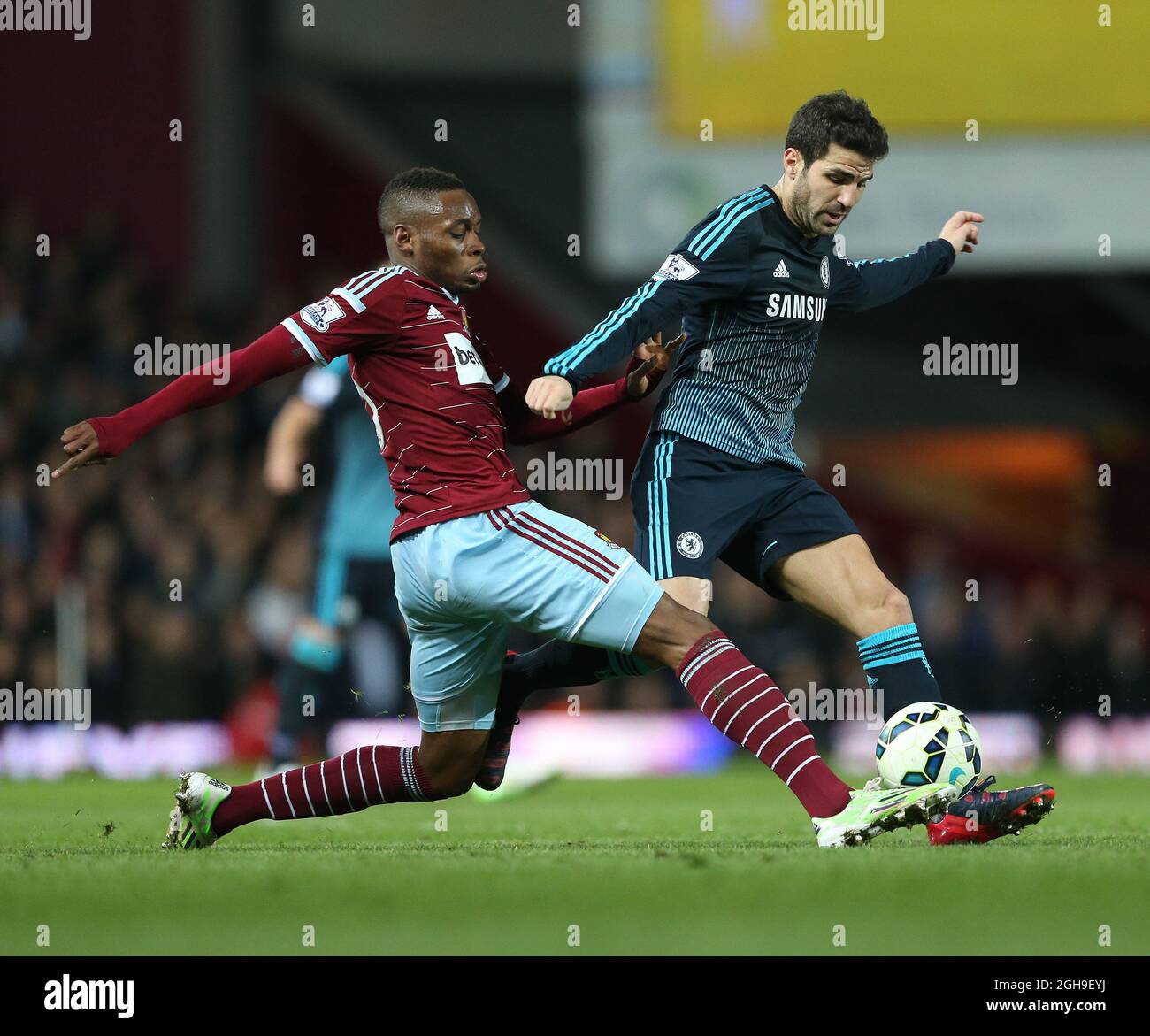 Le Diafra Sakho de West Ham se joue avec Cesc Fabregas de Chelsea lors du match de la Barclays Premier League entre West Ham United et Chelsea à Upton Park, Londres, Angleterre, le 4 mars 2015. David Klein/ Banque D'Images