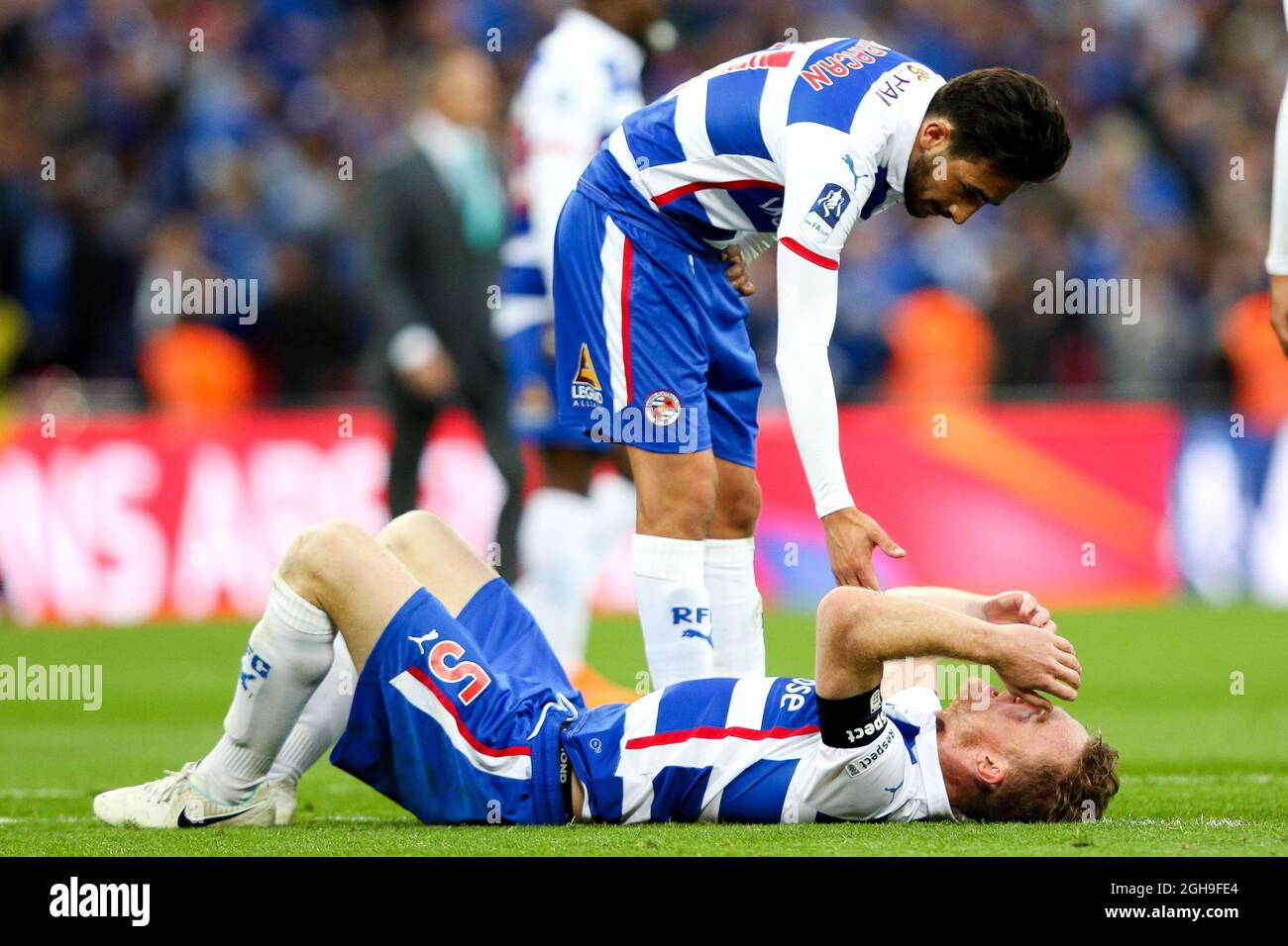 Jem Karacan, de Reading, offre un coup de main à Alex Pearce, de Reading, lors du demi-finale de la coupe FA, entre Reading et Arsenal, au stade Wembley, à Londres, le 18 avril 2015. Pic Charlie Forgham-BaileySportimage. Banque D'Images