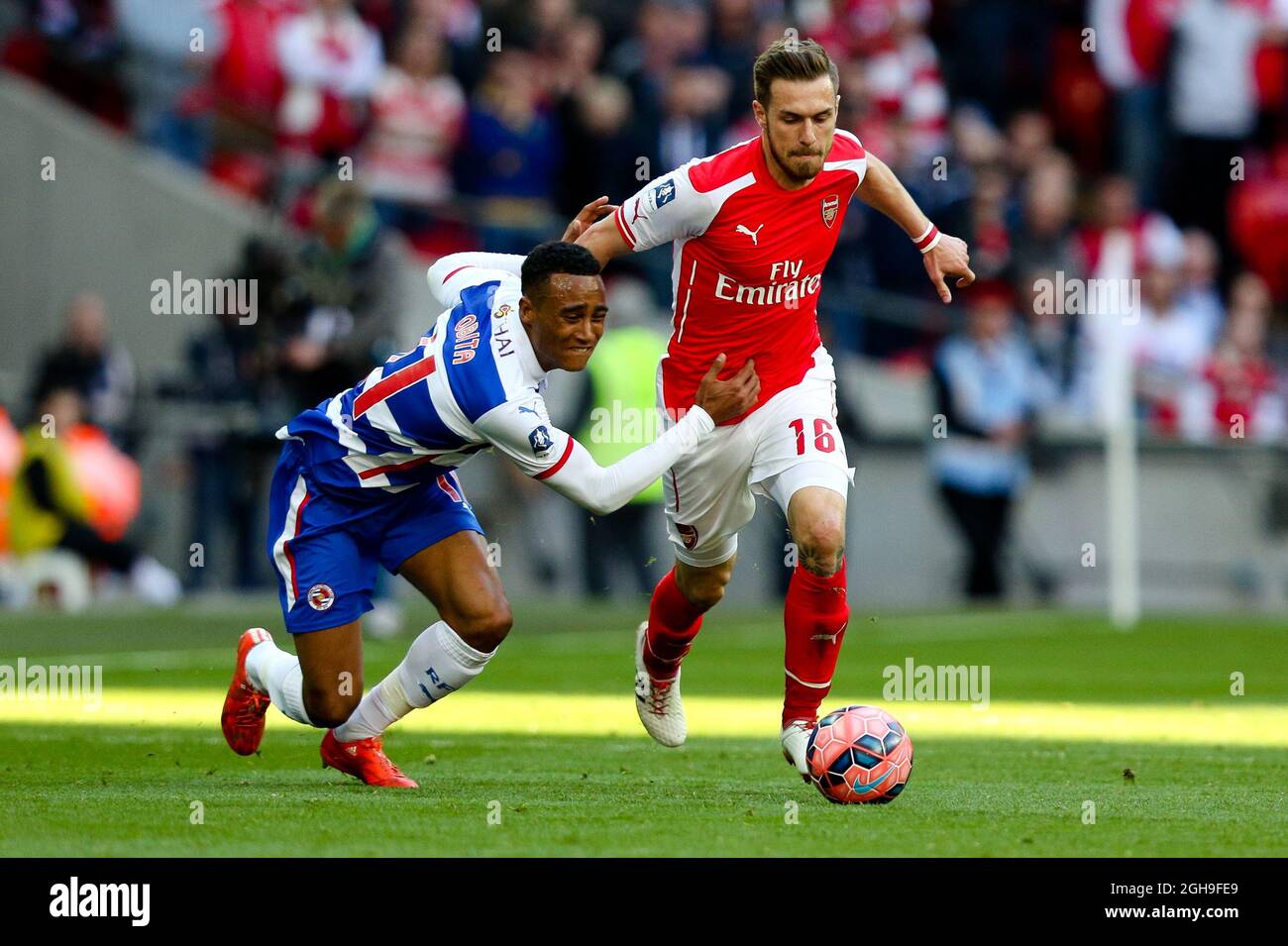 Aaron Ramsey d'Arsenal prend le ballon de Reading Jordan Obita lors du match demi-finale de la coupe FA entre Reading et Arsenal au stade Wembley, Londres, le 18 avril 2015. Pic Charlie Forgham-BaileySportimage. Banque D'Images