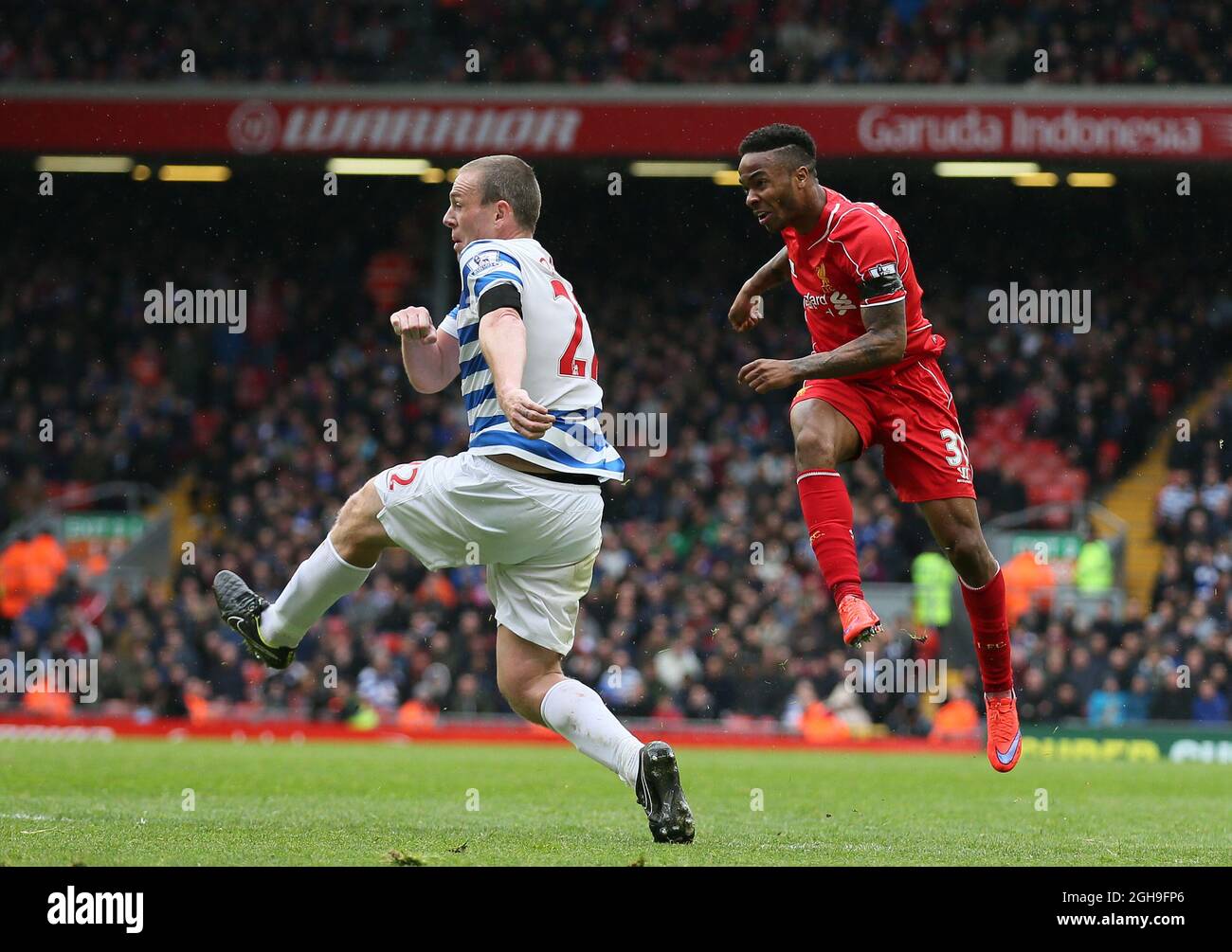 Raheem Sterling, de Liverpool, prend un coup de feu lors du match de la Barclays Premier League entre Liverpool et QPR au stade Anfield, à Liverpool, en Angleterre, le 2 mai 2015. Simon Bellis Banque D'Images