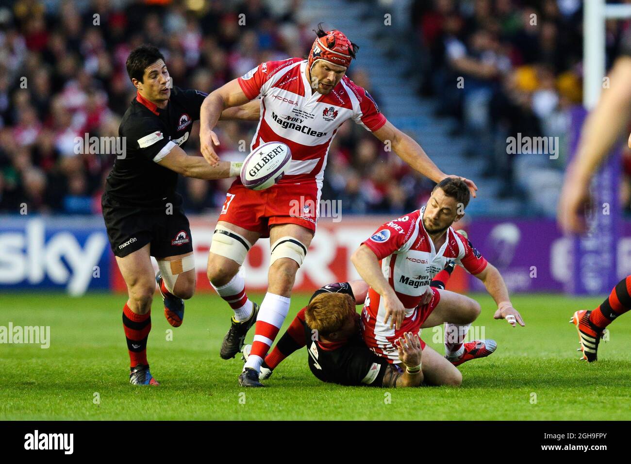 Greig Laidlaw de Gloucester tente de se décharger de Tom Palmer de Gloucester, mais il est frappé pendant le match final de la coupe du défi européen de rugby entre Édimbourg et Gloucester à Twickenham Stoop London, le 1er mai 2015. Charlie Forgham-Bailey Banque D'Images