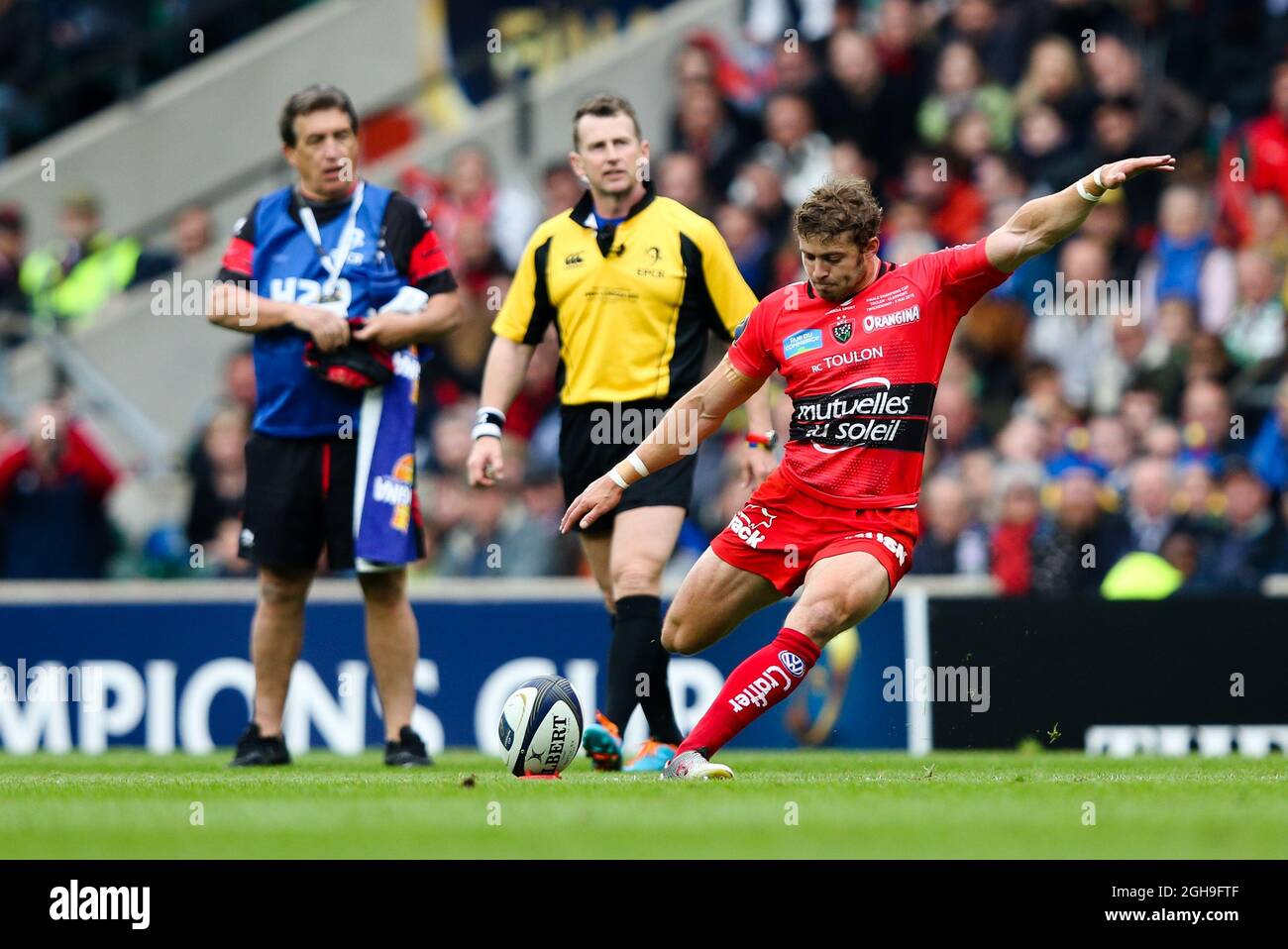 Leigh Halfpenny de RC Toulon a fait une pénalité lors du match final de la coupe des champions de rugby européenne 2015 entre ASM Clermont Auvergne et RC Toulon au stade de Twickenham, Londres, Royaume-Uni, le 2 mai 2015. Charlie Forgham-Bailey Banque D'Images