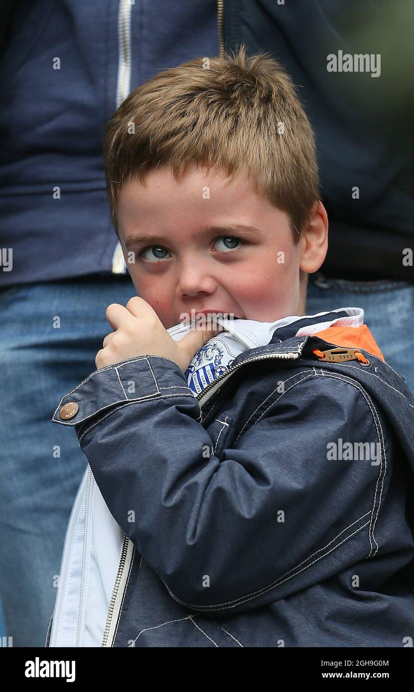 Un jeune fan de QPR tichful regarde son équipe reléguée au championnat lors du match de la Barclays Premier League entre Manchester City et QPR au Etihad Stadium de Manchester, en Angleterre, le 10 mai 2015. Banque D'Images