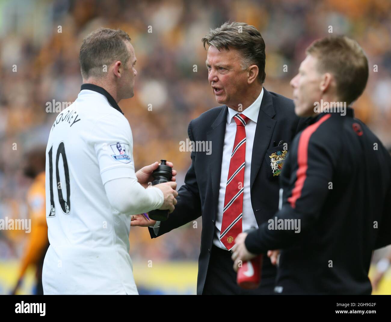 Louis van Gaal, directeur de Manchester United, s'entretient avec Wayne Rooney de Manchester United à la suite de la carte rouge de Mauroane Fellaini lors du match de la Barclays Premier League entre Hull City et Manchester United au KC Stadium, à Hull, le 24 mai 2015. Photo : Simon Bellis. Banque D'Images