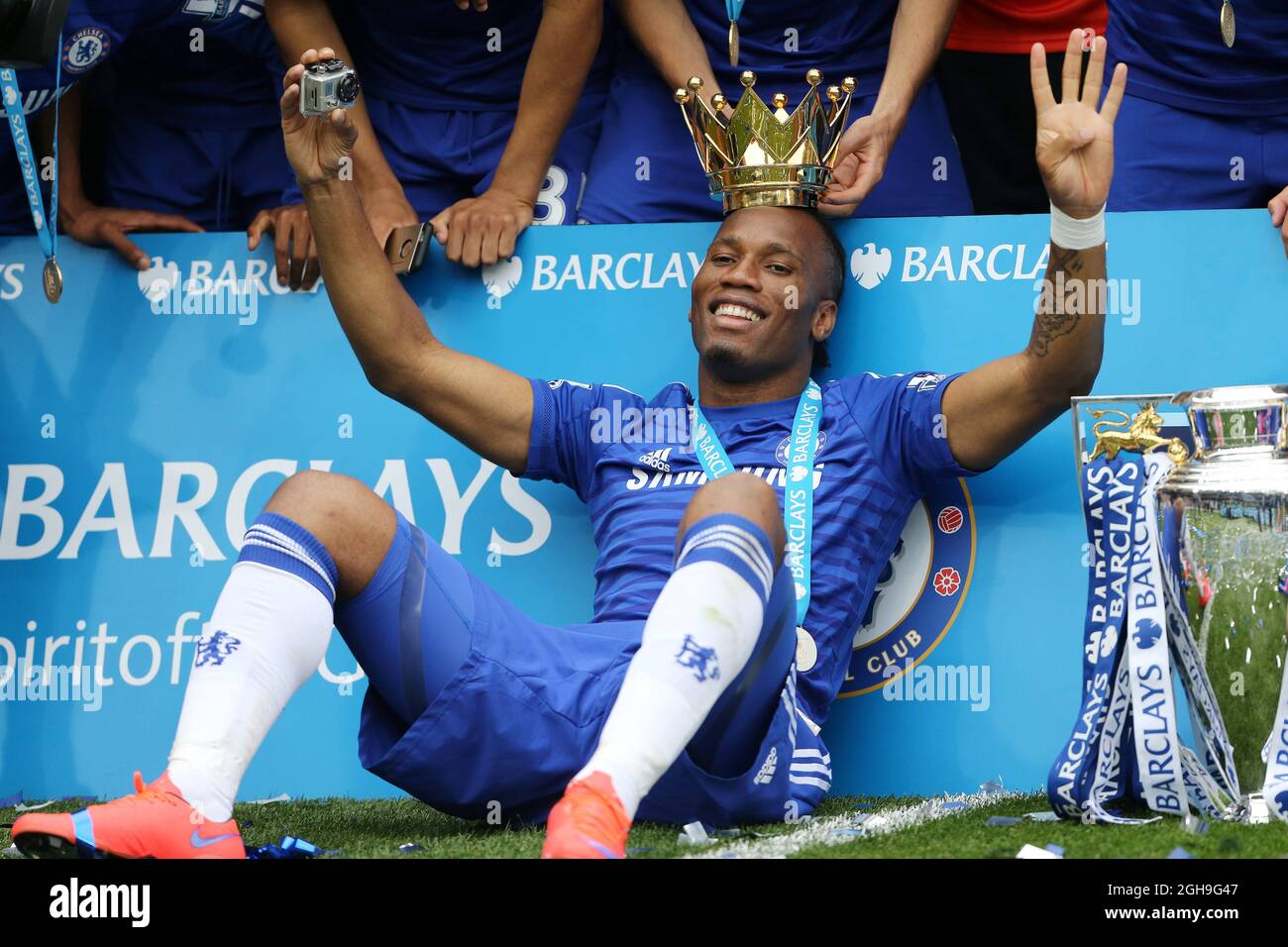 Didier Drogba de Chelsea célèbre avec le trophée lors du match de la Barclays Premier League entre Chelsea et Sunderland au Stamford Bridge, Londres, le 24 mai 2015. Photo : David Klein. Banque D'Images