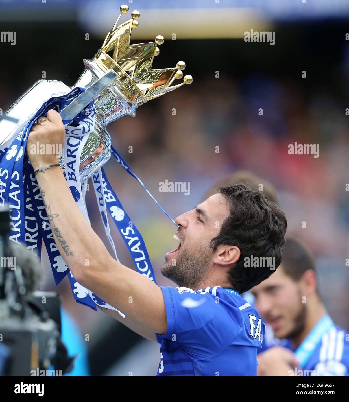 Cesc Fabregas de Chelsea célèbre avec le trophée lors du match de la Barclays Premier League entre Chelsea et Sunderland au Stamford Bridge, Londres, le 24 mai 2015. Photo : David Klein. Banque D'Images