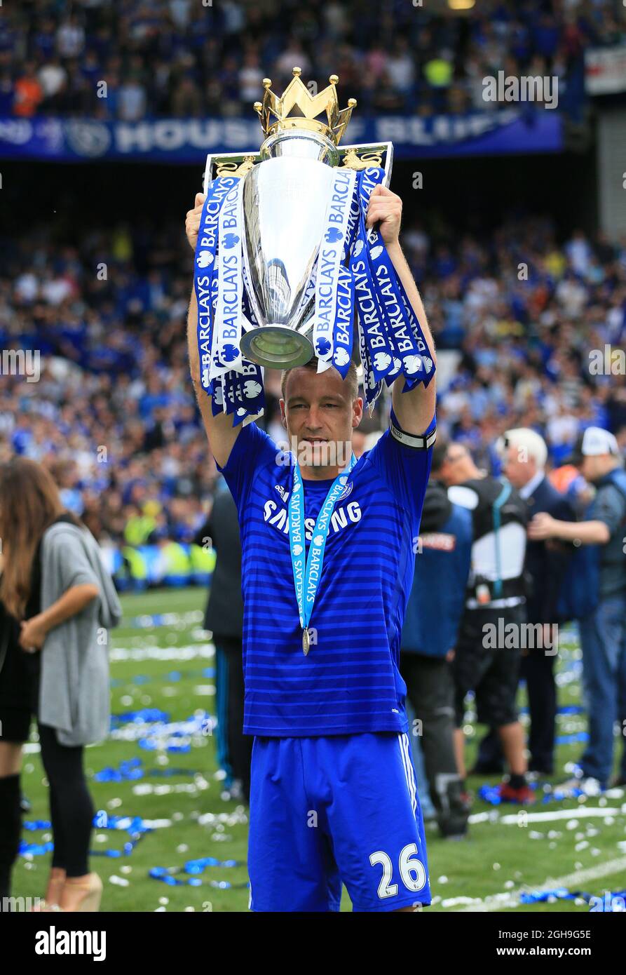 John Terry de Chelsea célèbre avec le trophée lors du match de la Barclays Premier League entre Chelsea et Sunderland au Stamford Bridge, Londres, le 24 mai 2015. Photo : David Klein. Banque D'Images