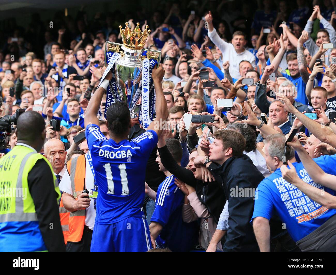 Didier Drogba de Chelsea célèbre avec le trophée lors du match de la Barclays Premier League entre Chelsea et Sunderland au Stamford Bridge, Londres, le 24 mai 2015. Photo : David Klein. Banque D'Images
