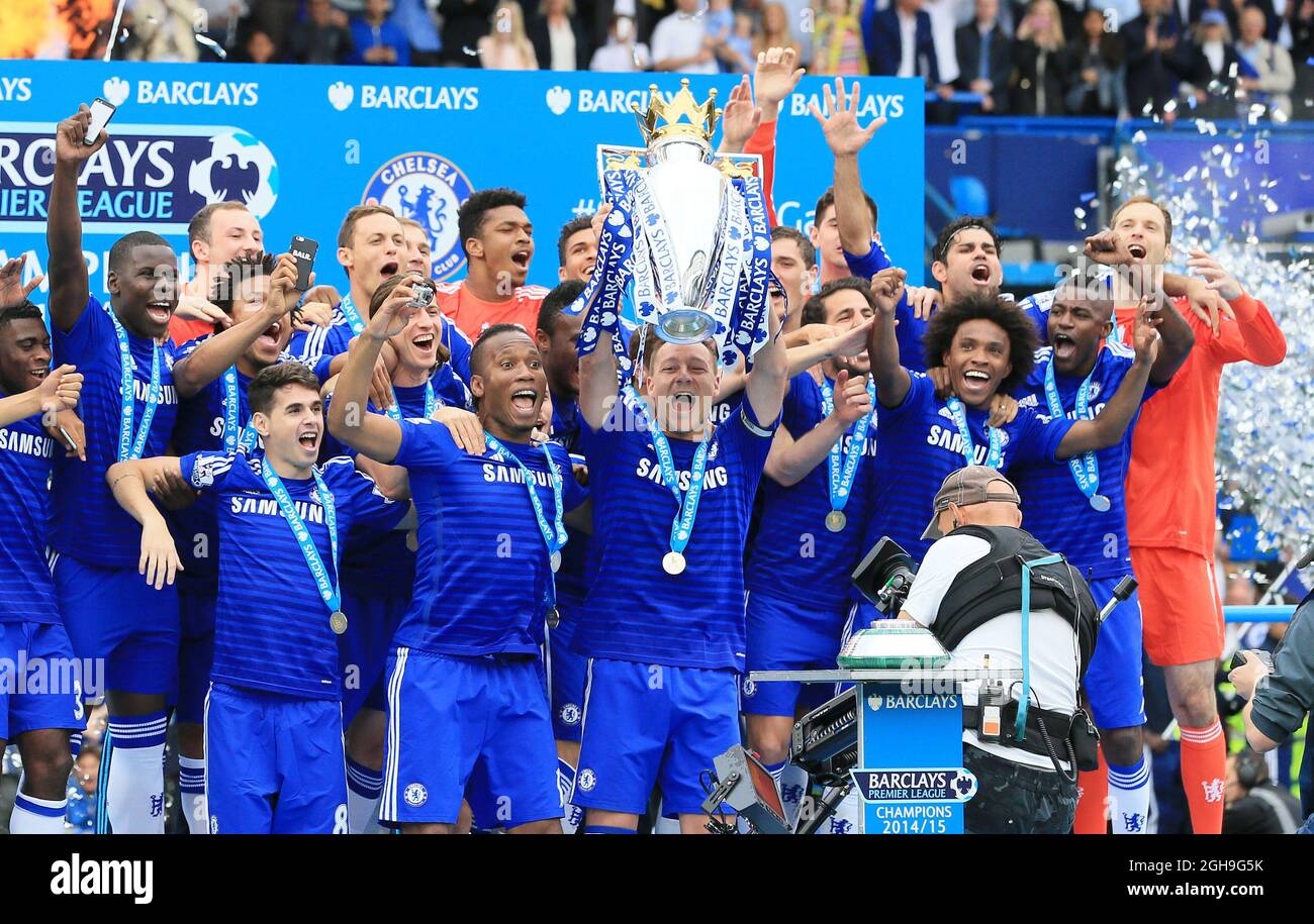 John Terry de Chelsea célèbre avec le trophée lors du match de la Barclays Premier League entre Chelsea et Sunderland au Stamford Bridge, Londres, le 24 mai 2015. Photo : David Klein. Banque D'Images