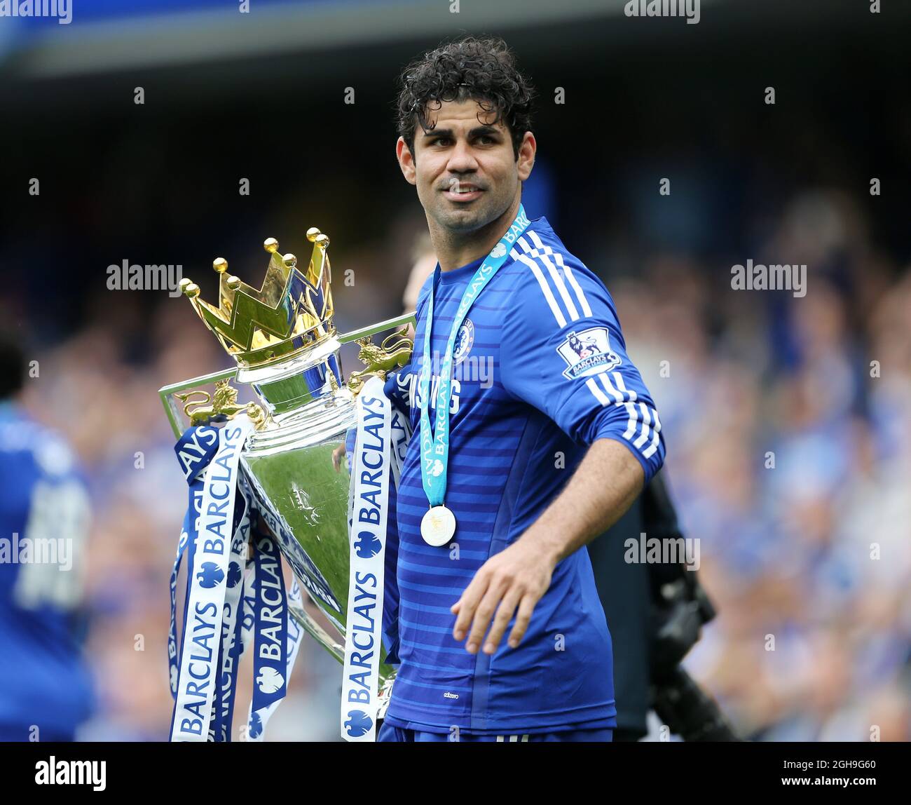 Diego Costa de Chelsea célèbre avec le trophée lors du match de la Barclays Premier League entre Chelsea et Sunderland au Stamford Bridge, Londres, le 24 mai 2015. Photo : David Klein. Banque D'Images