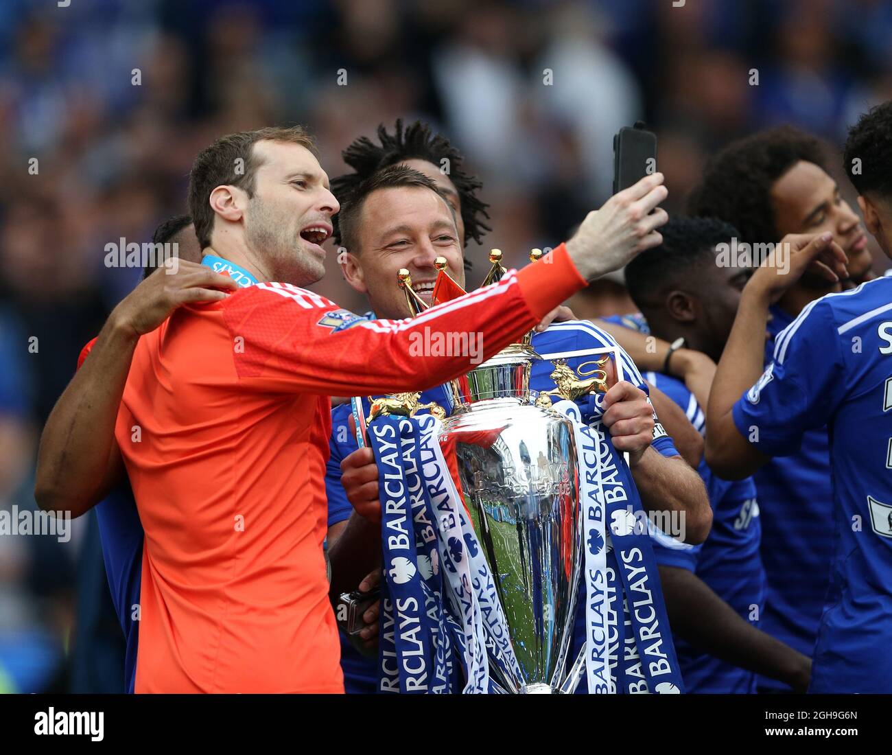 John Terry de Chelsea célèbre avec le trophée Petr Cech lors du match de la Barclays Premier League entre Chelsea et Sunderland au Stamford Bridge, Londres, le 24 mai 2015. Photo : David Klein. Banque D'Images