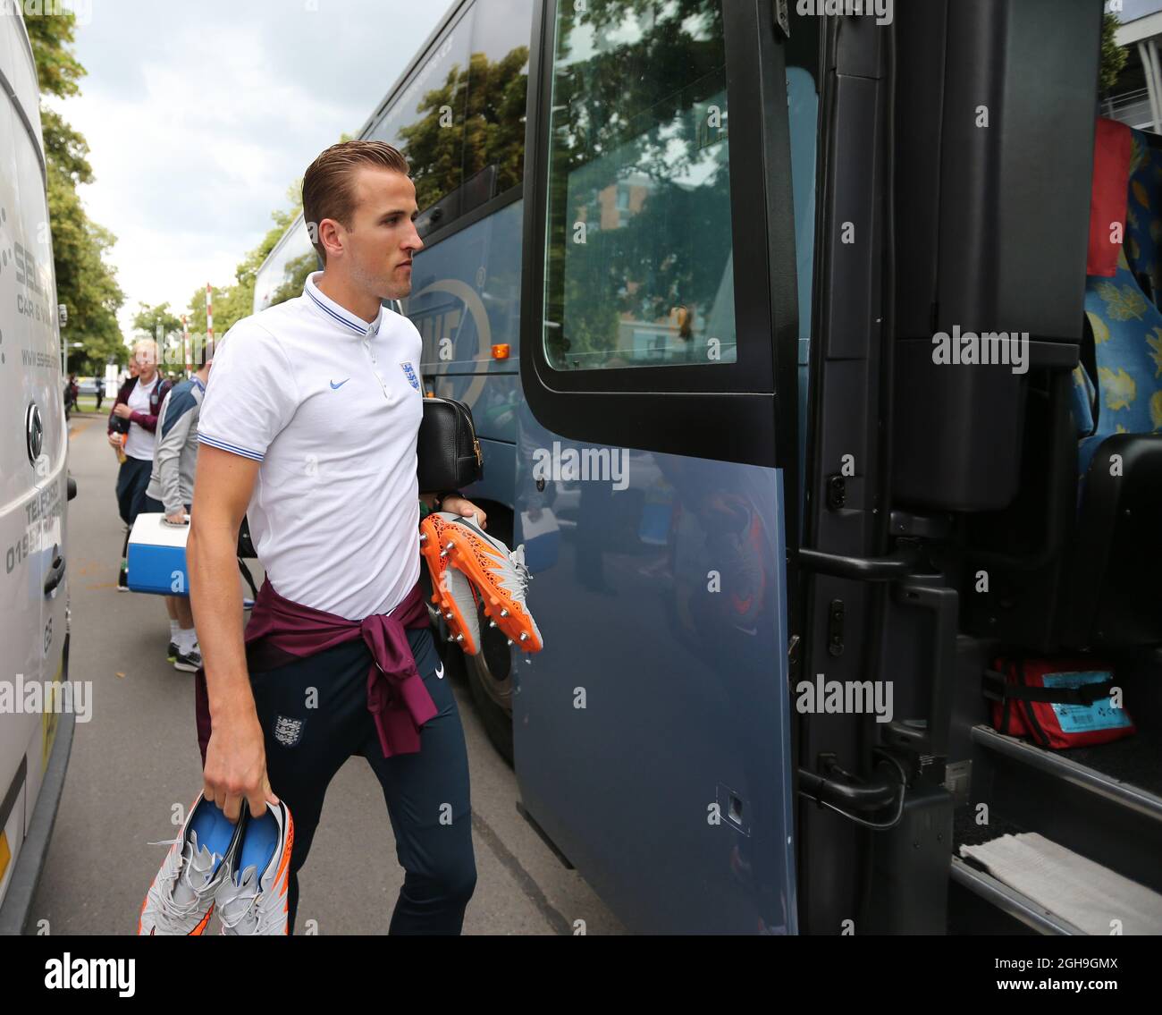 Image #: 37772446 21 juin 2015 - Olomouc, Royaume-Uni - l'Angleterre Harry Kane quitte le bus..Suède v Angleterre - UEFA sous 21 - Stade Anduv - République Tchèque - 21 juin 2015 - Picture David KleinSportimage. Banque D'Images