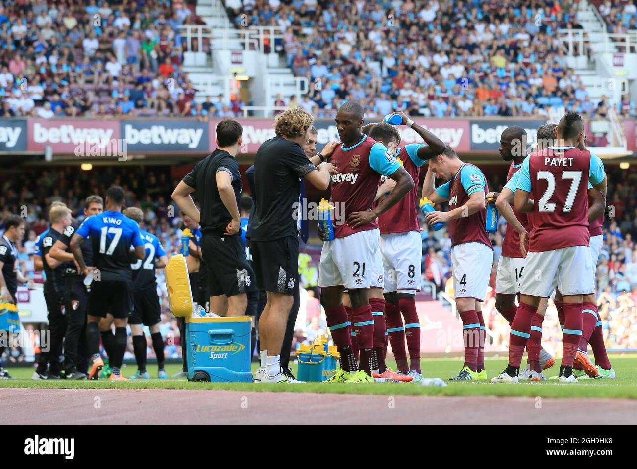 Image #: 39225802 22 août 2015 - Londres, Royaume-Uni - les joueurs de West Ham et Bournemouth s'arrêtent pour une pause-boissons après 23 minutes..Barclays Premier League - West Ham United vs AFC Bournemouth - Selhurst Park -Angleterre - 22 août 2015. Banque D'Images