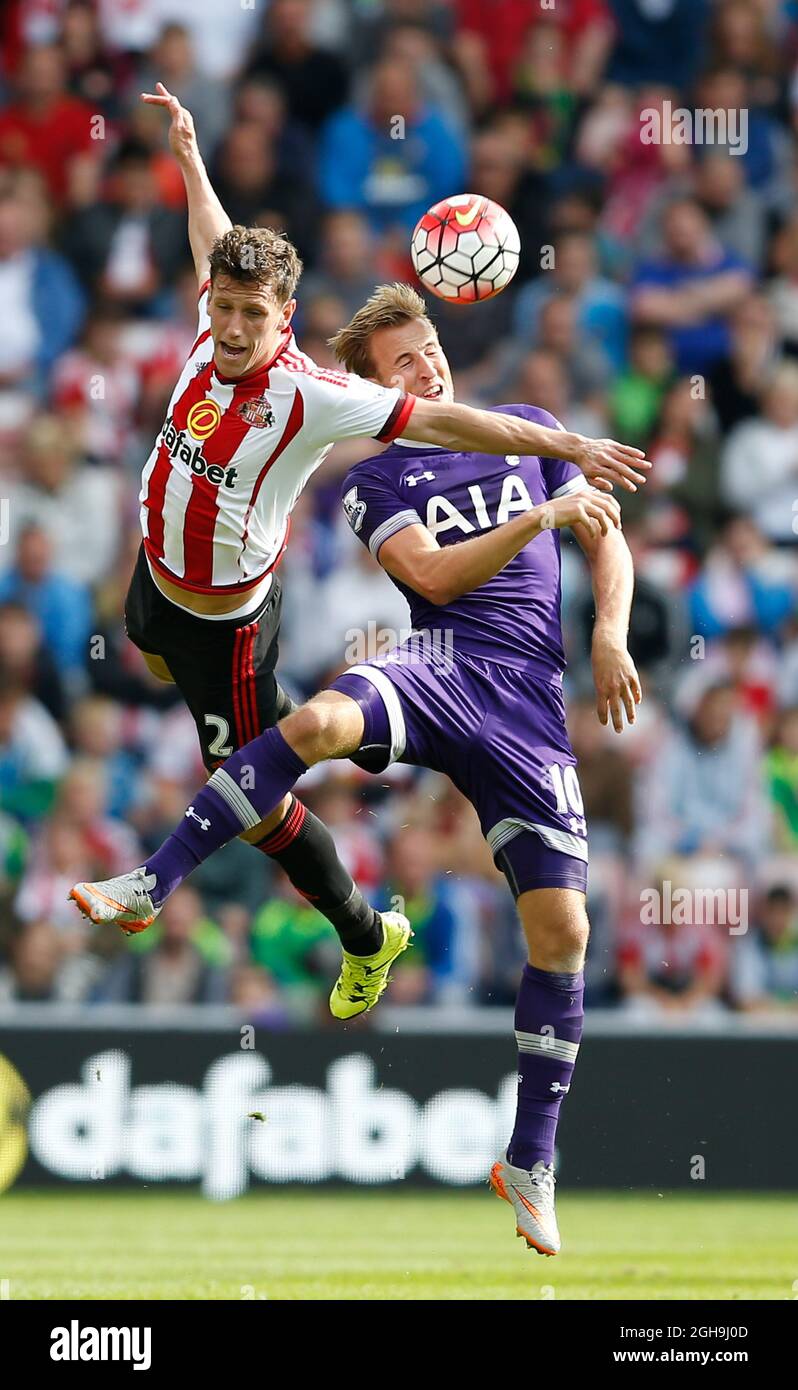 Image #: 39445680 13 septembre 2015 - Sunderland, Royaume-Uni - Billy Jones of Sunderland challenges Harry Kane of Tottenham - Premier League anglaise - Sunderland v Tottenham - Stade de lumière - Sunderland - Angleterre - 13 septembre 2015 - Simon Bellis Banque D'Images