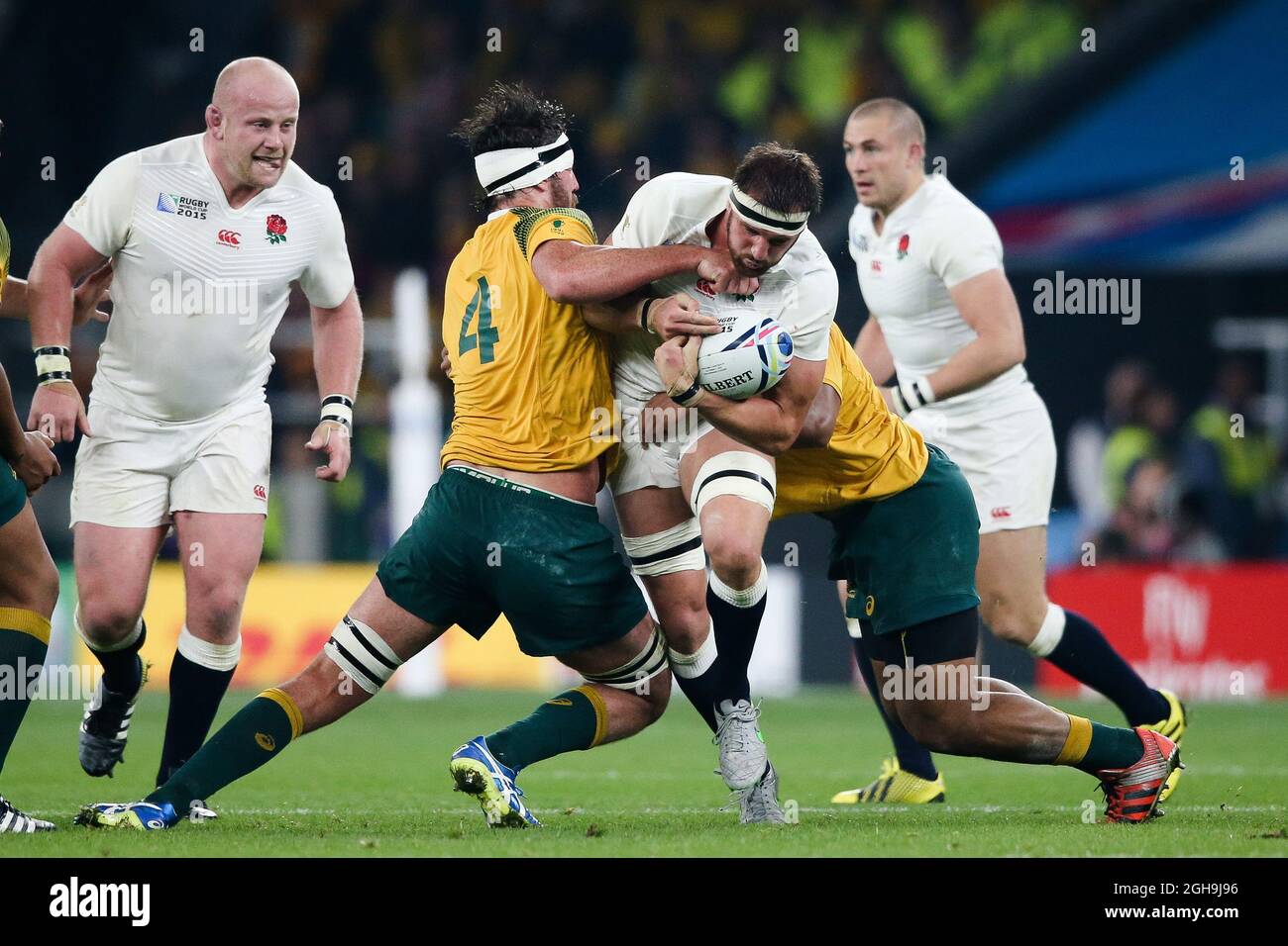 Image #: 39895867 3 octobre 2015 - Londres, Royaume-Uni - l'Angleterre Tom Wood a frappé durement par l'Australie Kane Douglas et Sekope Kepu - coupe du monde de rugby 2015 - Pool A - Angleterre v Australie - Twickenham Stadium - Londres- Angleterre - 3 octobre 2015 Banque D'Images Image #: 39895867 3 octobre 2015 - Londres, Royaume-Uni - l'Angleterre Tom Wood a frappé durement par l'Australie Kane Douglas et Sekope Kepu - coupe du monde de rugby 2015 - Pool A - Angleterre v Australie - Twickenham Stadium - Londres- Angleterre - 3 octobre 2015 Banque D'Images