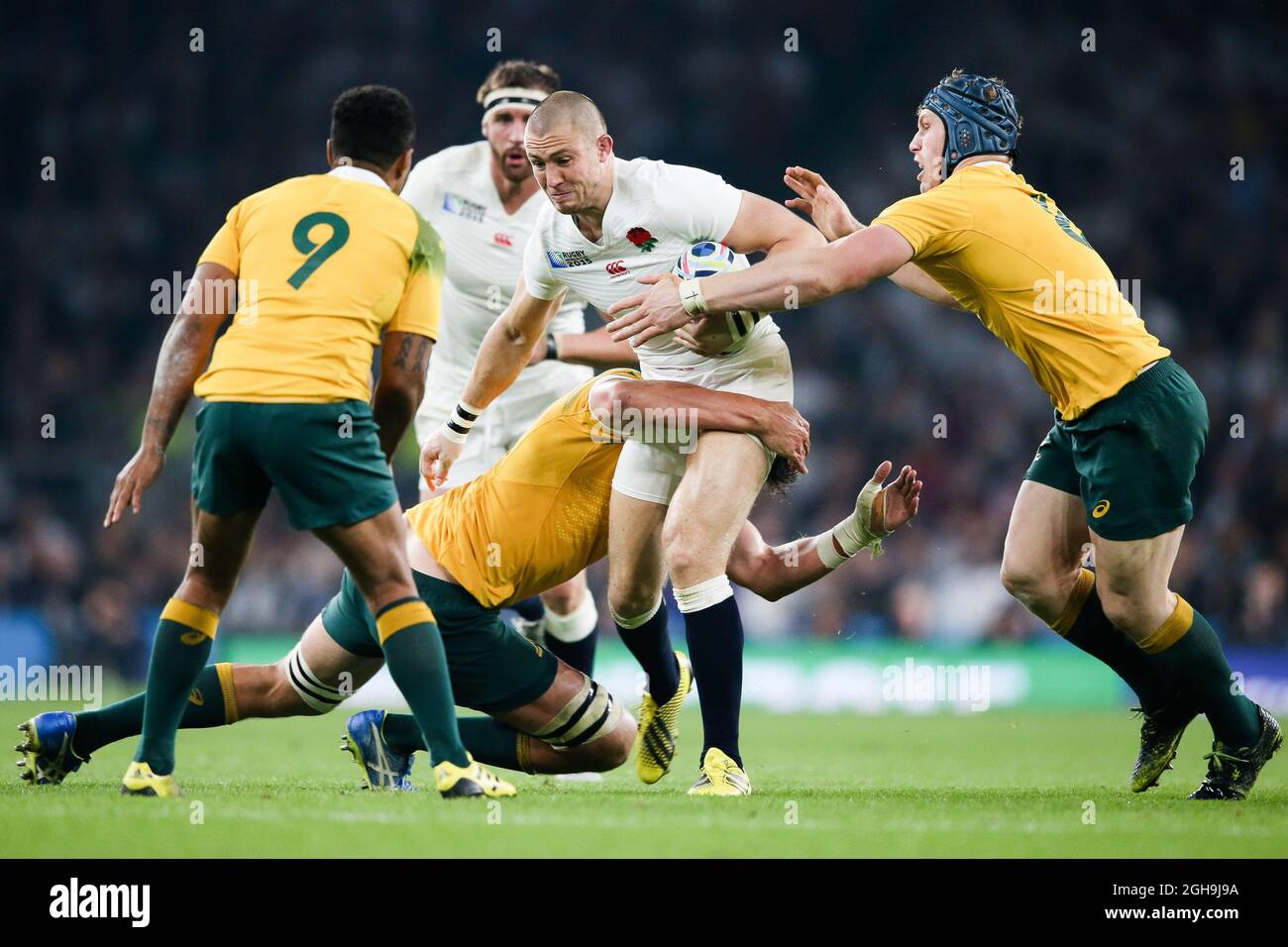 Image #: 39900316 3 octobre 2015 - Londres, Royaume-Uni - l'Angleterre Mike Brown prend sur l'Australie Kane Douglas, l'Australie David Pocock et l'Australie Wvolonté Genia - Rugby World Cup 2015 - Pool A - Angleterre v Australie - Twickenham Stadium - Londres- Angleterre - 3 octobre 2015 Banque D'Images Image #: 39900316 3 octobre 2015 - Londres, Royaume-Uni - l'Angleterre Mike Brown prend sur l'Australie Kane Douglas, l'Australie David Pocock et l'Australie Wvolonté Genia - Rugby World Cup 2015 - Pool A - Angleterre v Australie - Twickenham Stadium - Londres- Angleterre - 3 octobre 2015 Banque D'Images