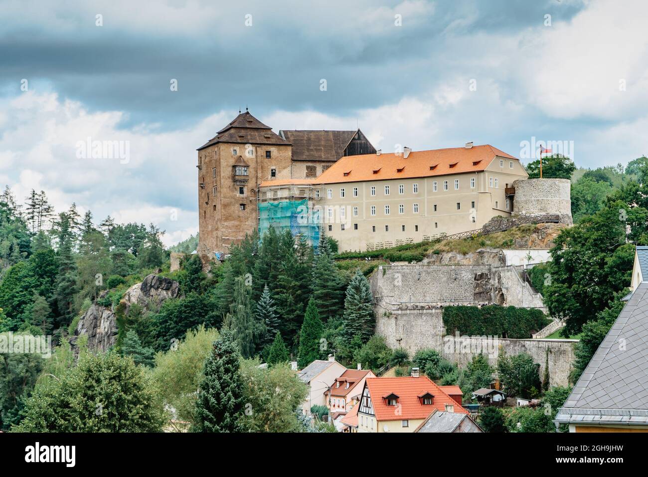 Château médiéval gothique, palais Renaissance et château baroque Becov nad Teplou avec reliquaire de Saint Maurus, République tchèque. Le château se situe au-dessus de la vallée Banque D'Images