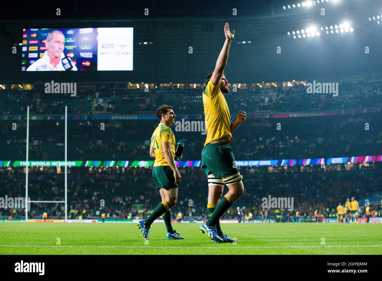 N° d'image : 39898702 3 octobre 2015 - Londres, Royaume-Uni - l'Australie Kane Douglas fait des vagues aux fans comme Stuart Lancaster parle sur grand écran - coupe du monde de rugby 2015 - Pool A - Angleterre v Australie - Twickenham Stadium - Londres- Angleterre - 3 octobre 2015 - Picture Charlie Forgham BaileySportimage. Banque D'Images