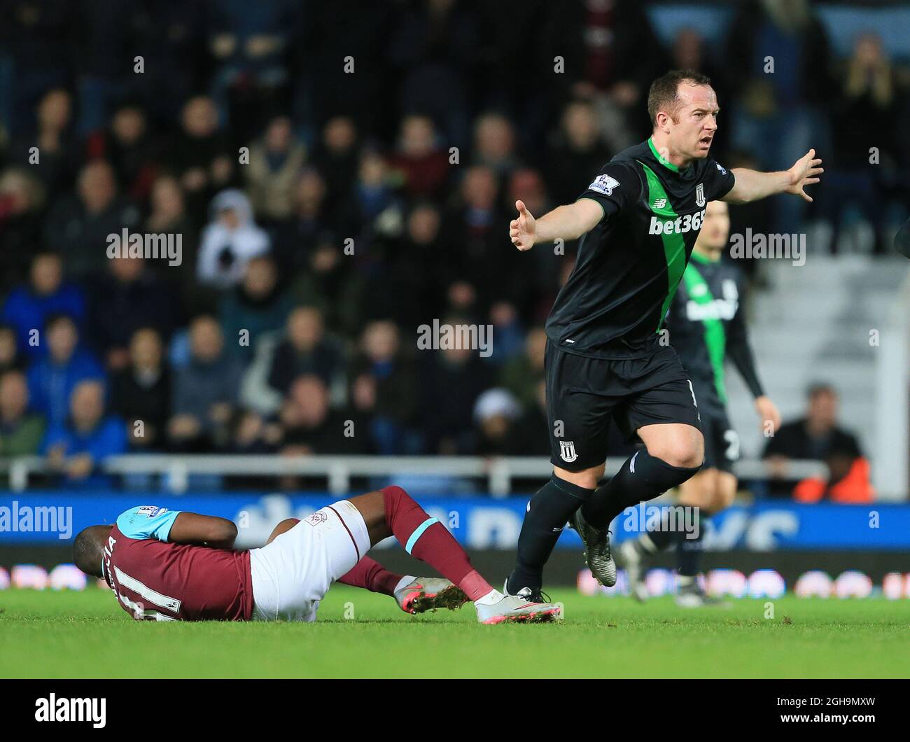 Image #: 41479736 12 décembre 2015 - Londres, Royaume-Uni - West Ham's Enner Valencia défenses avec Stoke's Charlie Adam qui proteste son innocence..Barclays Premier League - West Ham United v Stoke City - Upton Park - Angleterre -12 décembre 2015 - Banque D'Images