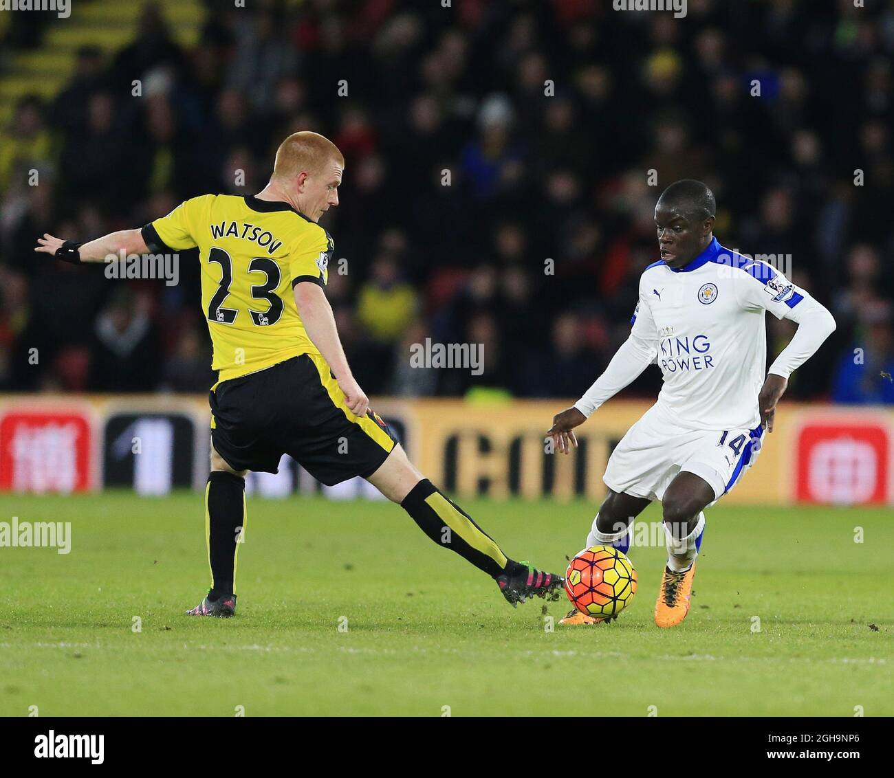 Ben Watson de Watford se trouve aux côtés du Nâ€™Golo Kante de Leicester City pendant le match de la Barclays Premier League à Vicarage Road. Le crédit photo doit être lu : David Klein/Sportimage via PA Images Banque D'Images