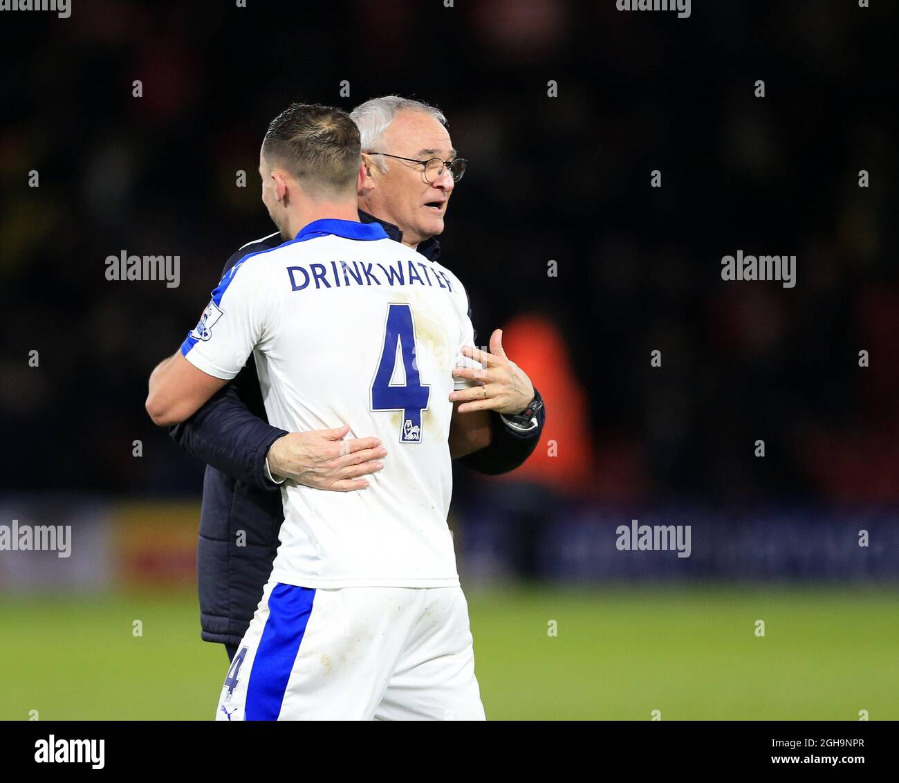 Claudio Ranieri de Leicester City célèbre lors du coup de sifflet final avec Danny Drinkwater lors du match de la Barclays Premier League à Vicarage Road. Le crédit photo doit être lu : David Klein/Sportimage via PA Images Banque D'Images