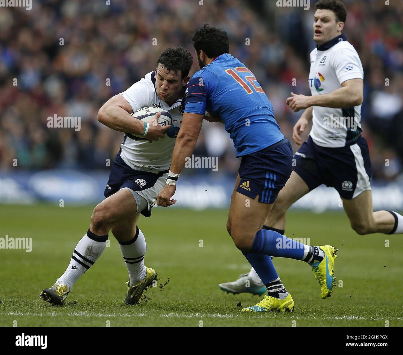 John Hardie, d'Écosse, a été attaqué par Gael Fickou, de France, lors du match des six Nations du RBS de 2016 au stade Murrayfield, à Édimbourg. Le crédit photo doit se lire comme suit : Simon Bellis/Sportimage via PA Images Banque D'Images