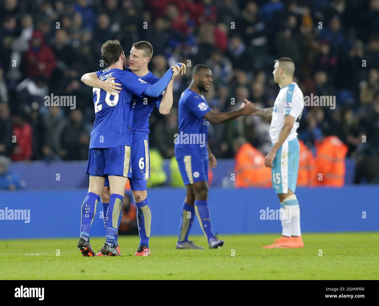 Christian Fuchs et Robert Huth, de Leicester City, célèbrent le match de la Barclays Premier League au King Power Stadium. Le crédit photo doit être lu: Malcolm Couzens/Sportimage via PA Images Banque D'Images
