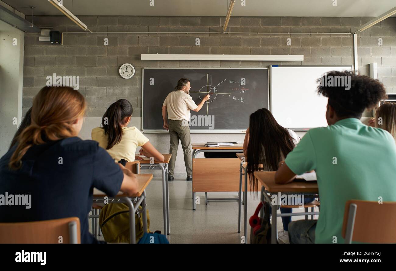 Cours d'enseignement de mathématiques à l'école principale. Retour à l'école. Banque D'Images