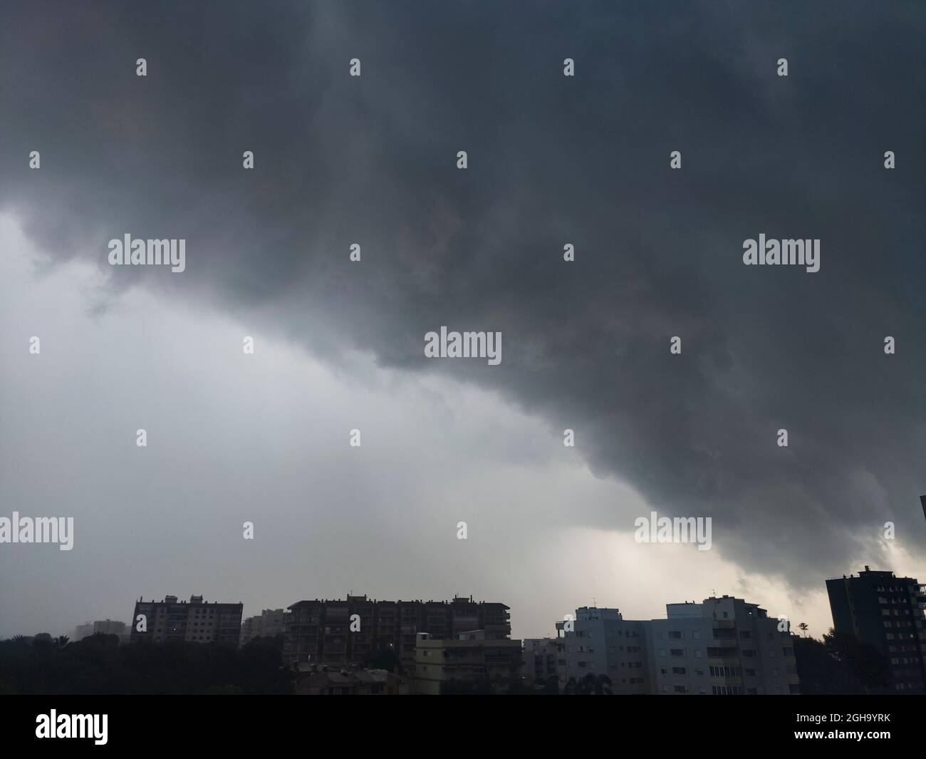 Arcus nuage laissant le ciel terrifiant à Benicàssim-Benicásim, à Castellón, laissant des inondations dans la ville, en Espagne. Europe. Photographie horizontale. Banque D'Images