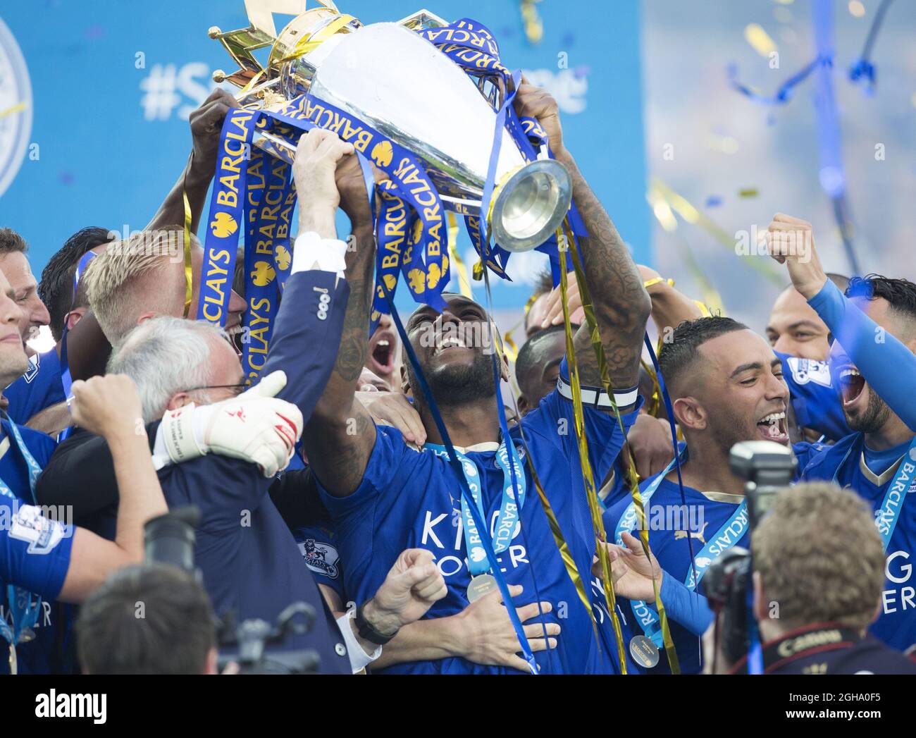 Wes Morgan de Leicester célèbre avec le trophée lors du match de la Barclays Premier League au King Power Stadium. Le crédit photo doit être lu : David Klein/Sportimage via PA Images Banque D'Images