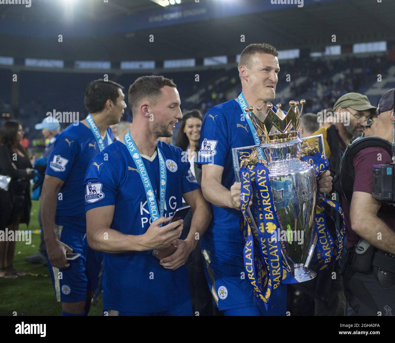 Robert Huth de Leicester célèbre avec le trophée lors du match de la Barclays Premier League au King Power Stadium. Le crédit photo doit être lu : David Klein/Sportimage via PA Images Banque D'Images