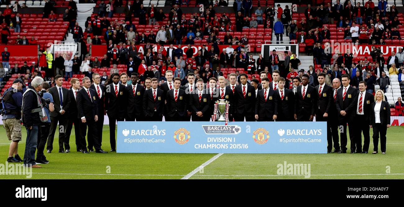 Manchester Utd U21 s'équipe avec le trophée de la division 1 lors du match de la Barclays Premier League à Old Trafford Manchester. Le crédit photo doit se lire comme suit : Simon Bellis/Sportimage via PA Images Banque D'Images