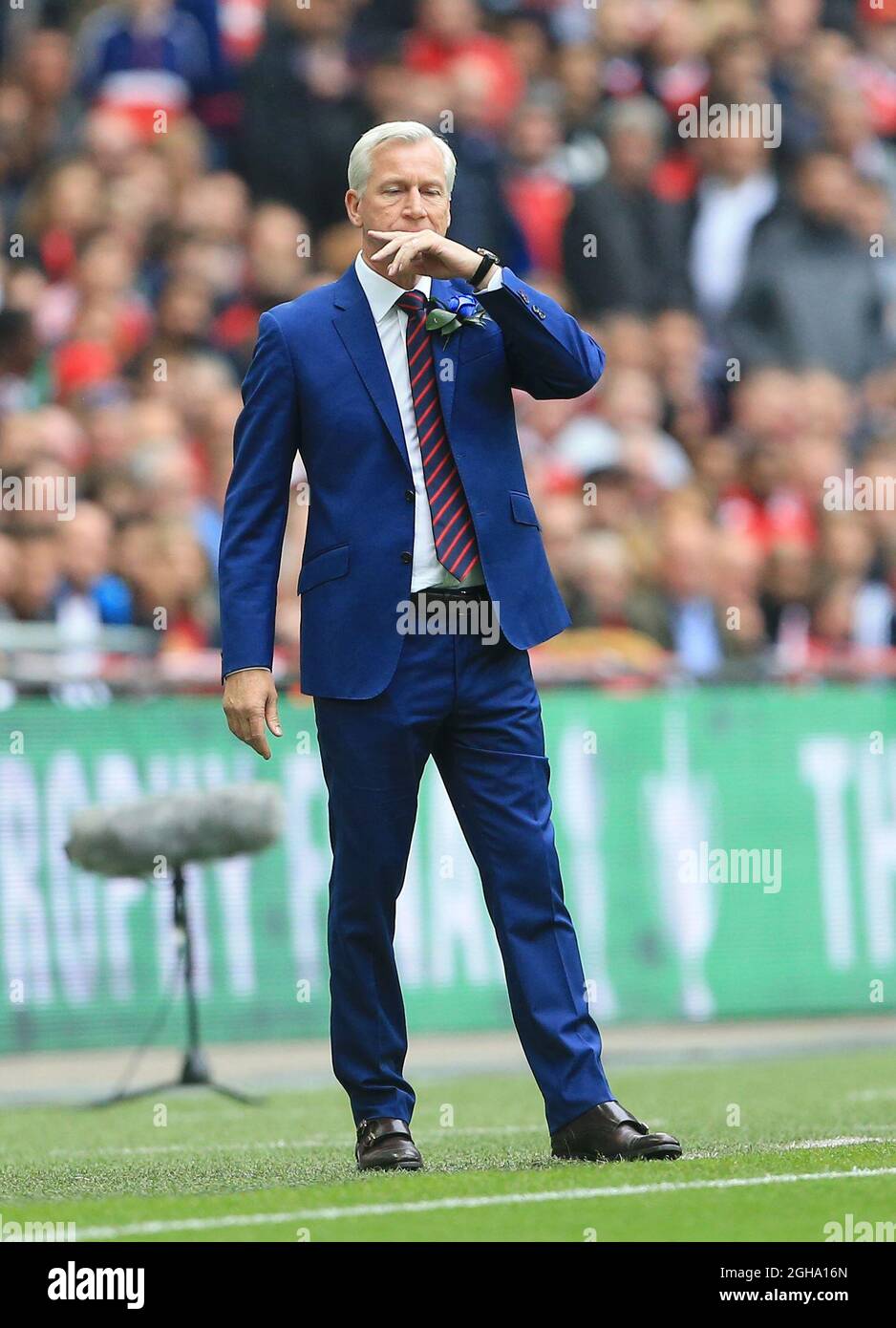 Alan Pardew, du Crystal Palace, regarde pendant le match de finale de la coupe Emirates FA au stade Wembley. Le crédit photo doit être lu : David Klein/Sportimage via PA Images Banque D'Images